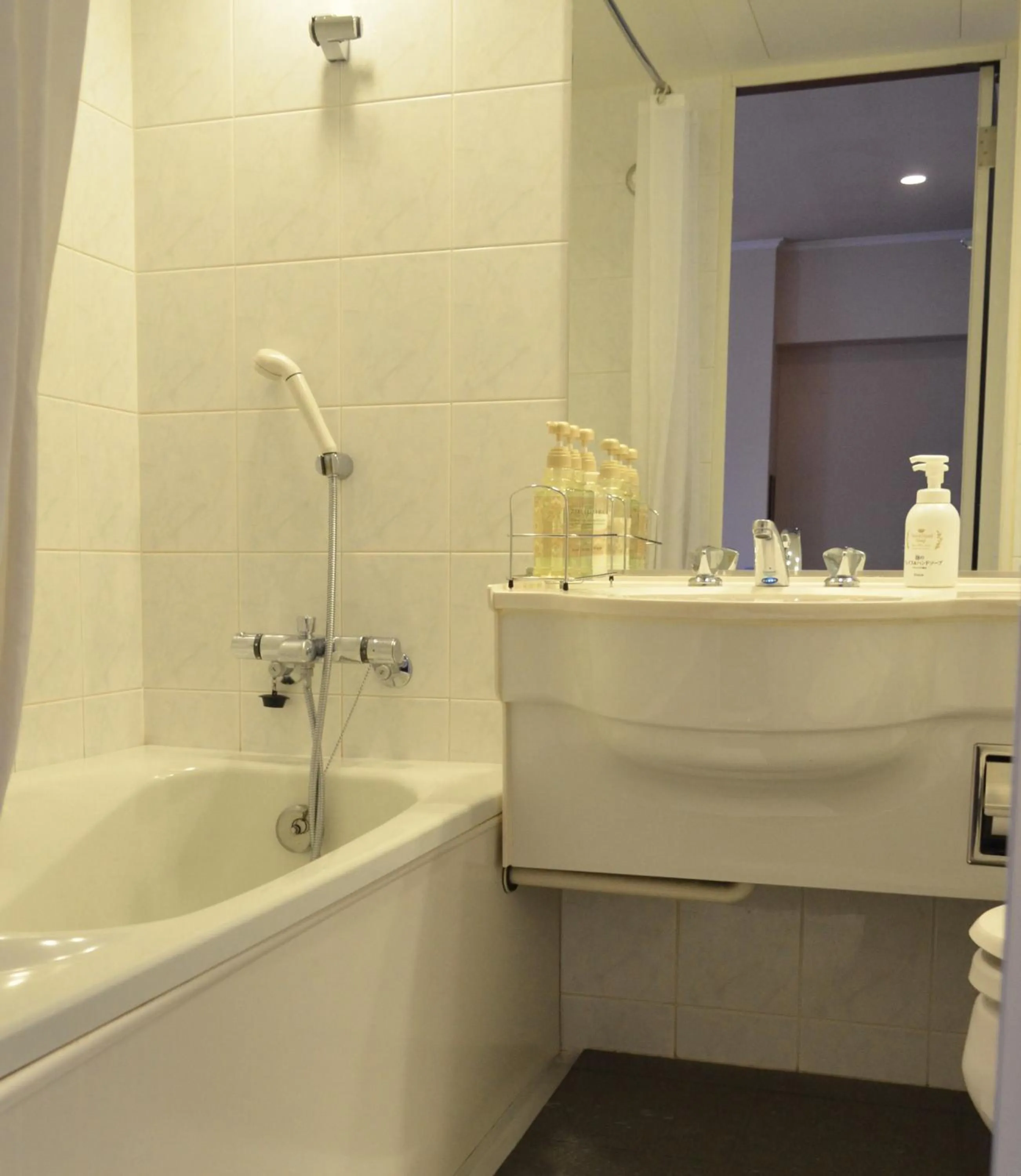 Deluxe Twin Room with Mountain View - single occupancy - Non Smoking - Single Use in Yokohama Mandarin Hotel