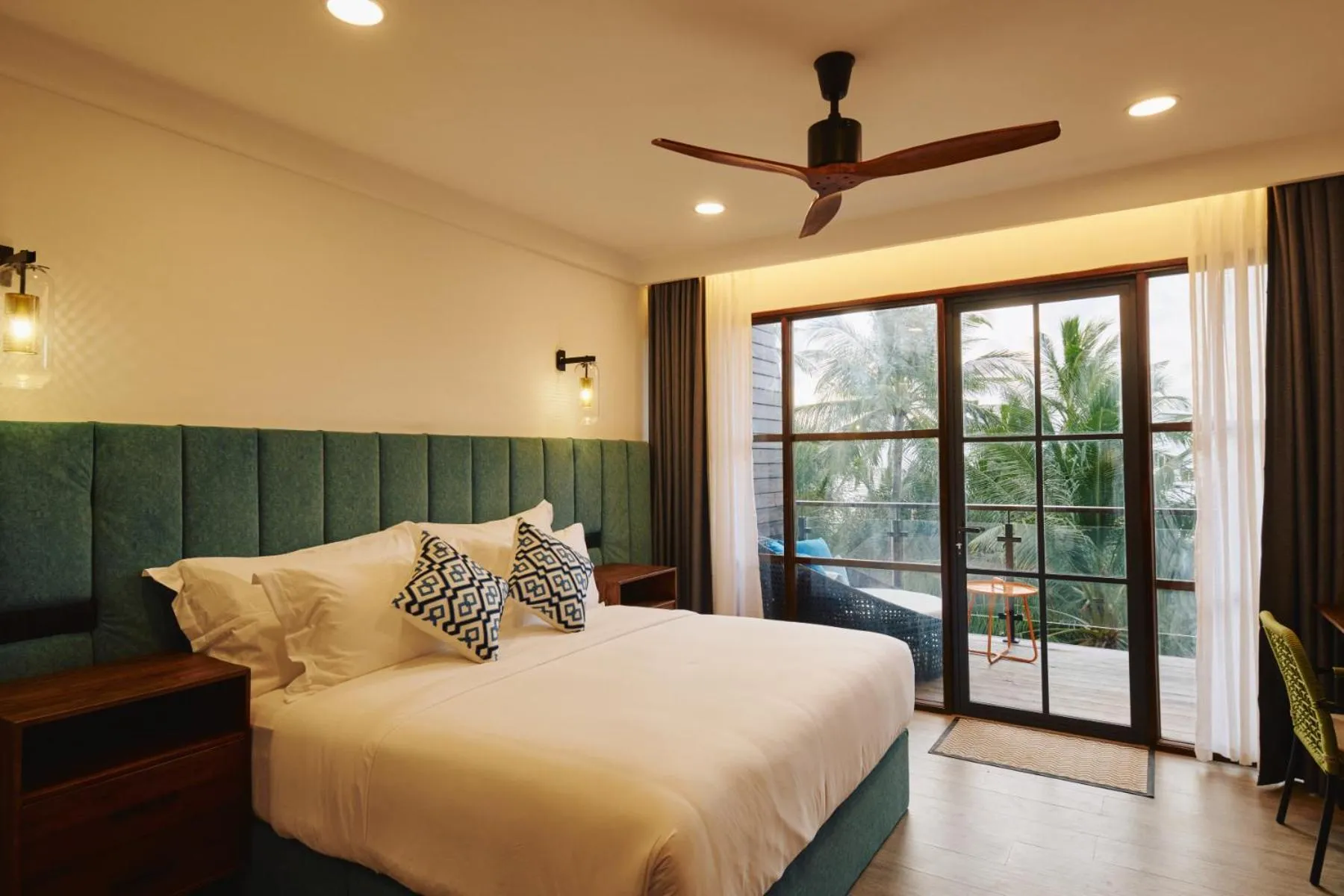 Deluxe Double Room with Balcony in Beach Hotel Dhigurah