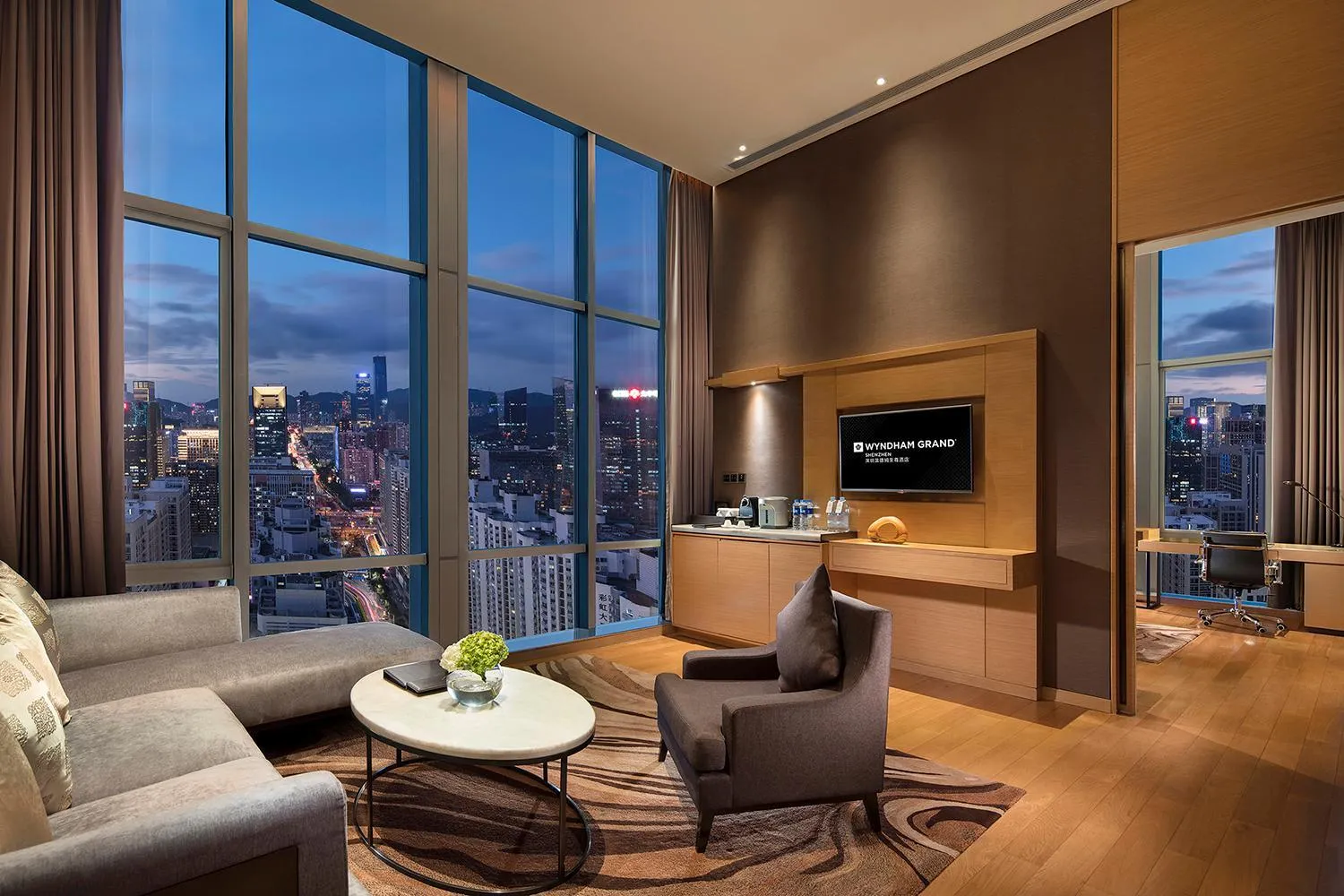 Deluxe Suite with Club Benefits in Shenzhen Futian Wyndham Grand