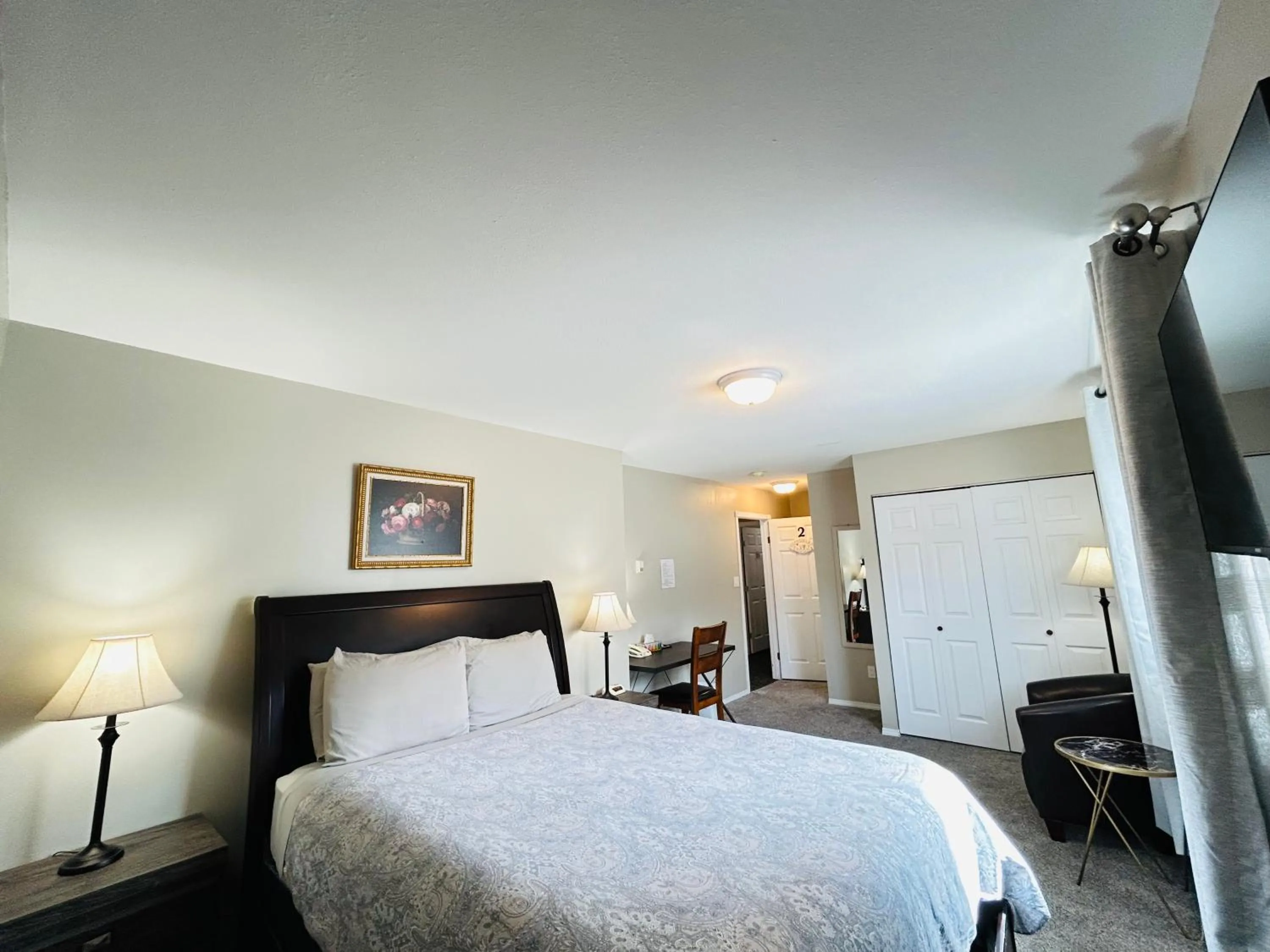 Deluxe Queen Room in Midnight Sun Inn