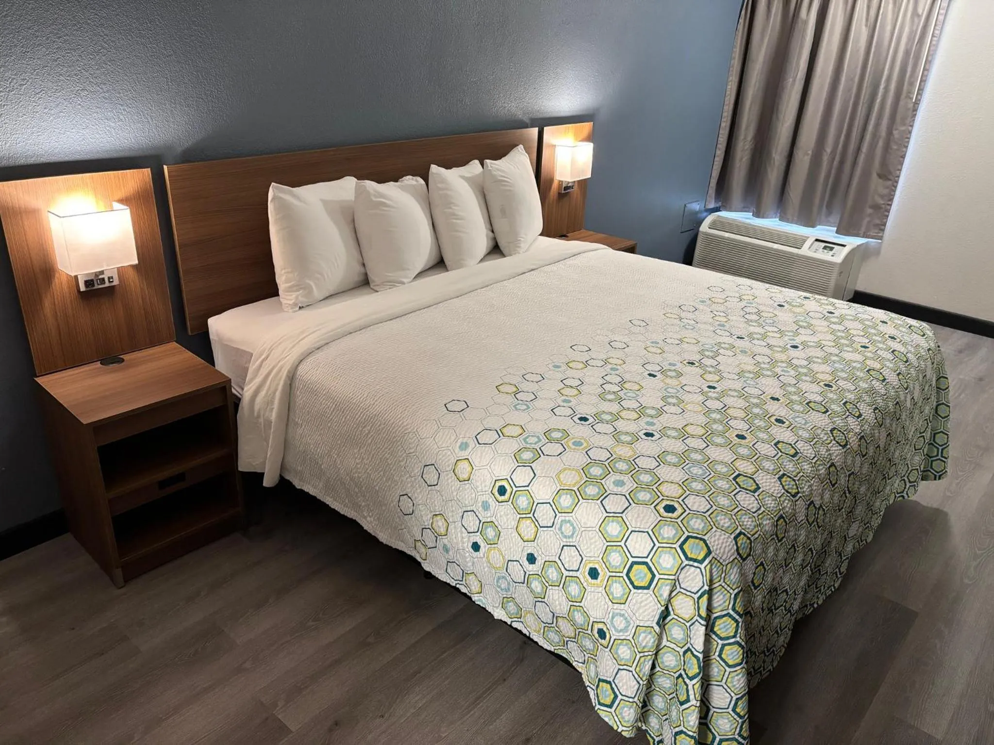 Studio King Room Non-Smoking in HomeTowne Studios by Red Roof Hagerstown - Williamsport, MD