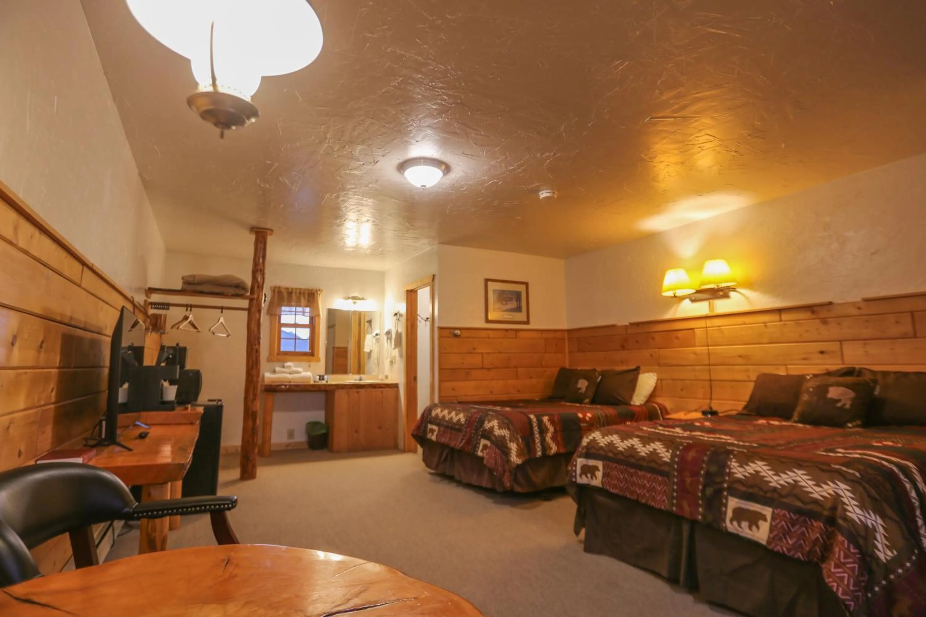 Quadruple Room with Private Bathroom in Chinook Winds Lodge