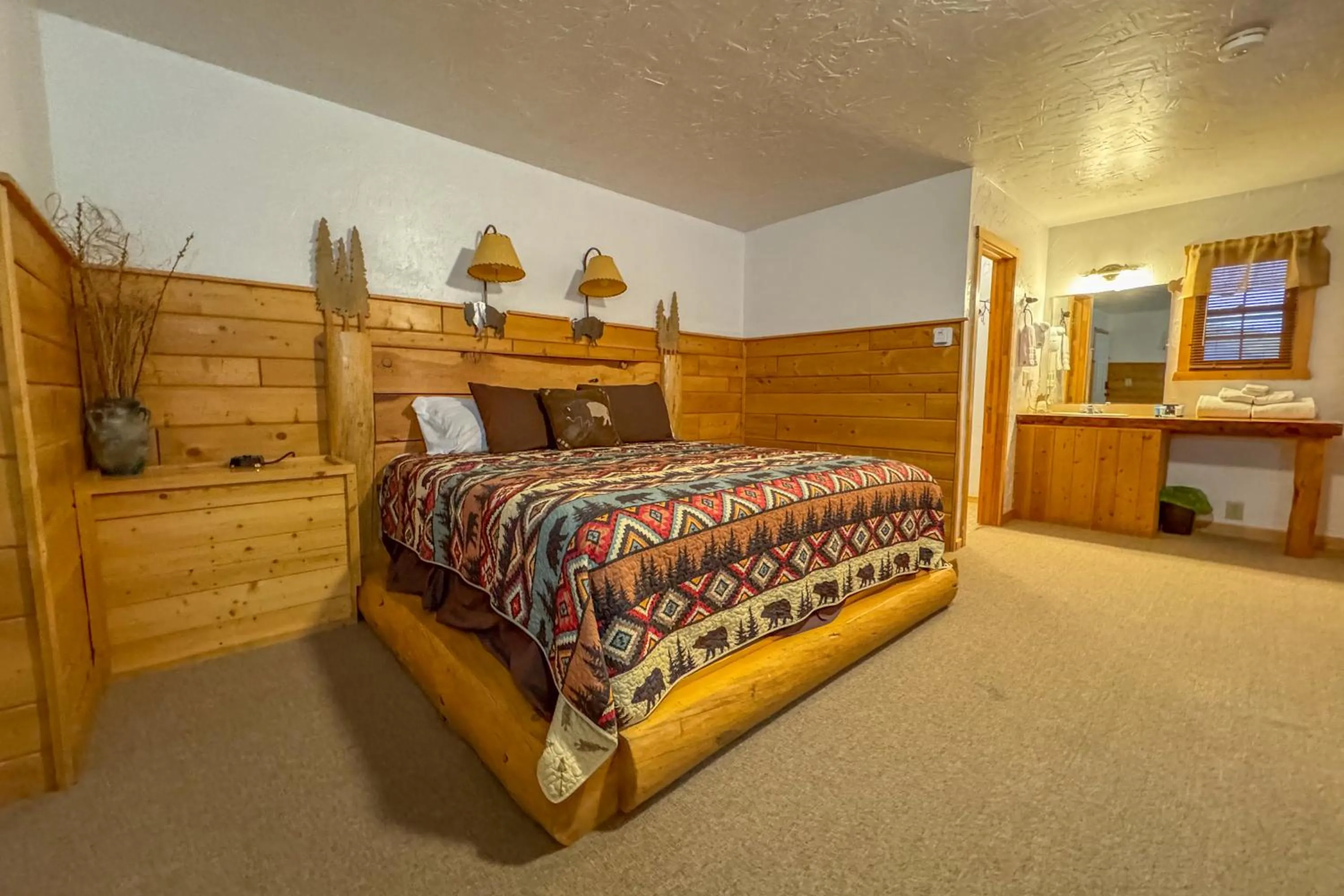 Deluxe King Room in Chinook Winds Lodge