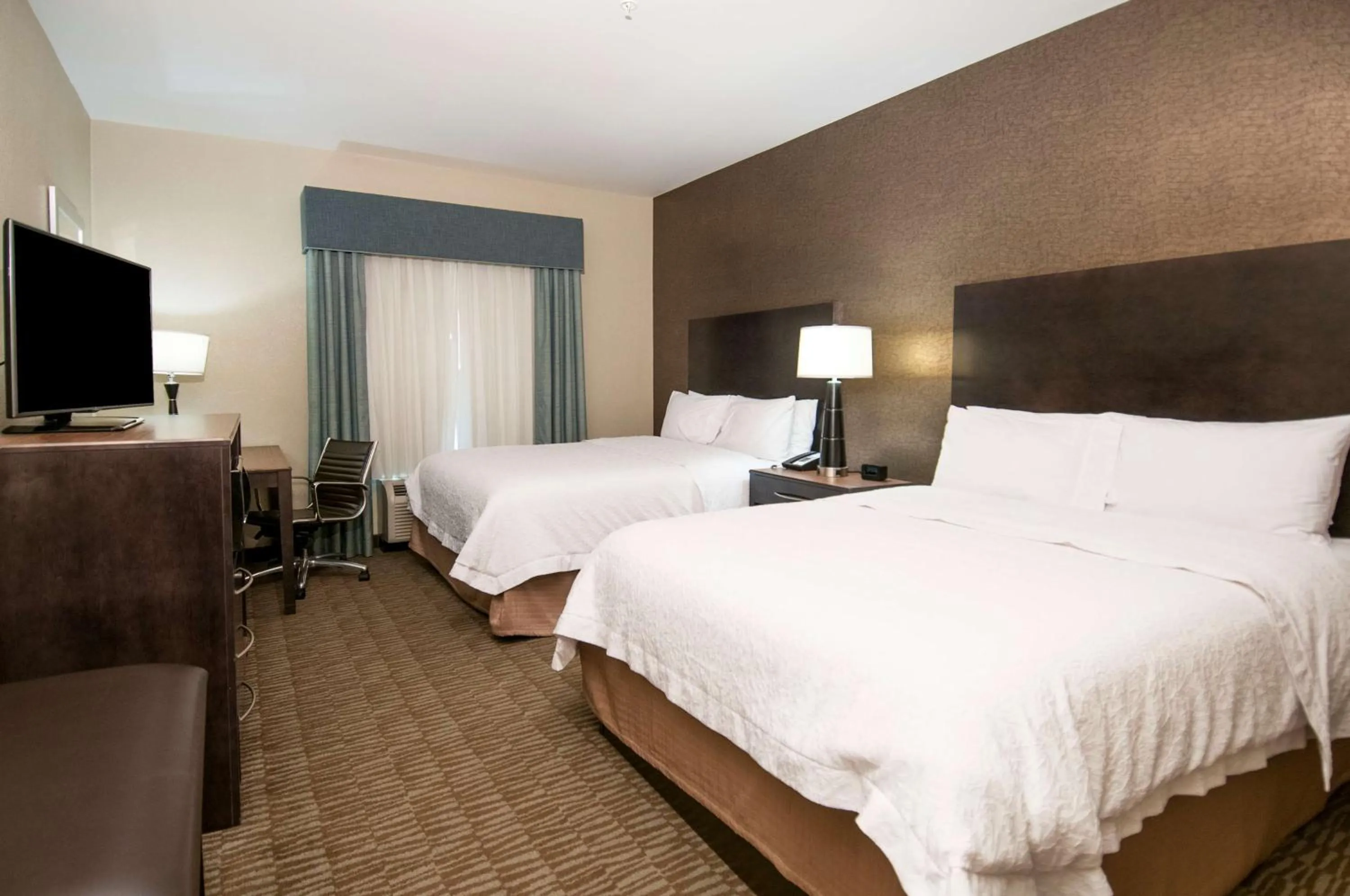 Queen Room with Two Queen Beds - Hearing Access/Non-Smoking in Hampton Inn Hernando, MS