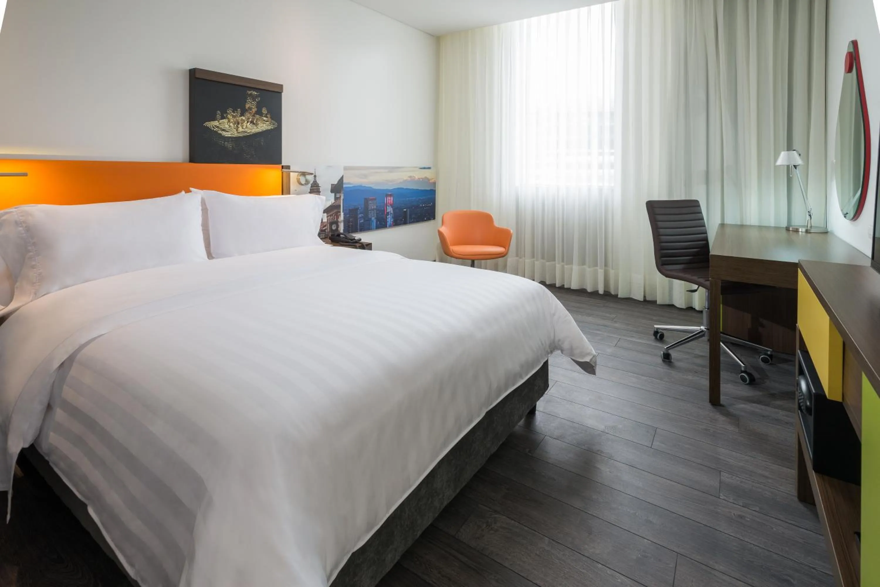 Queen Room with Roll-In Shower - Mobility Access in Hampton by Hilton Bogota Usaquen