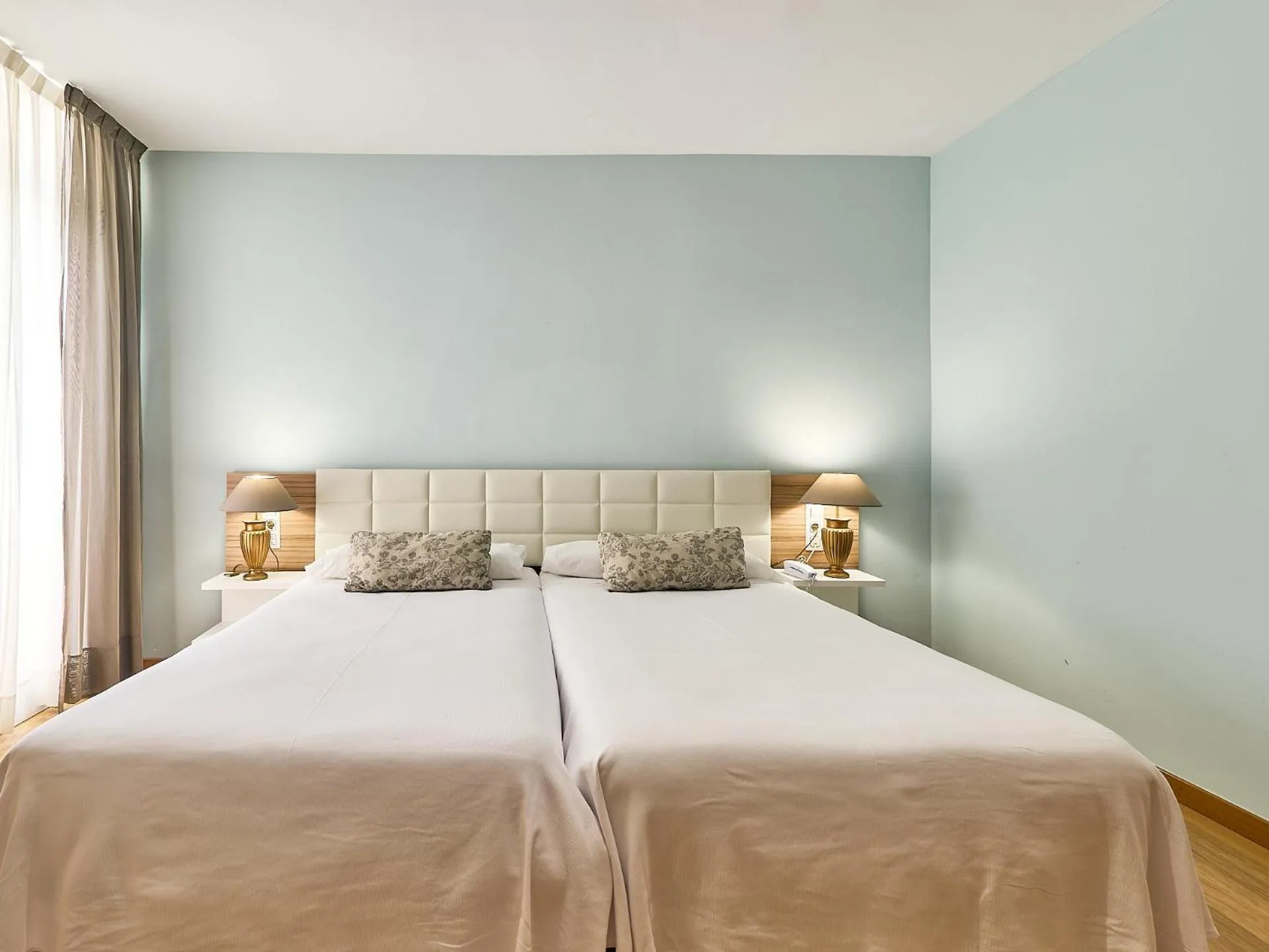 Large Twin Room in Mònica Hotel