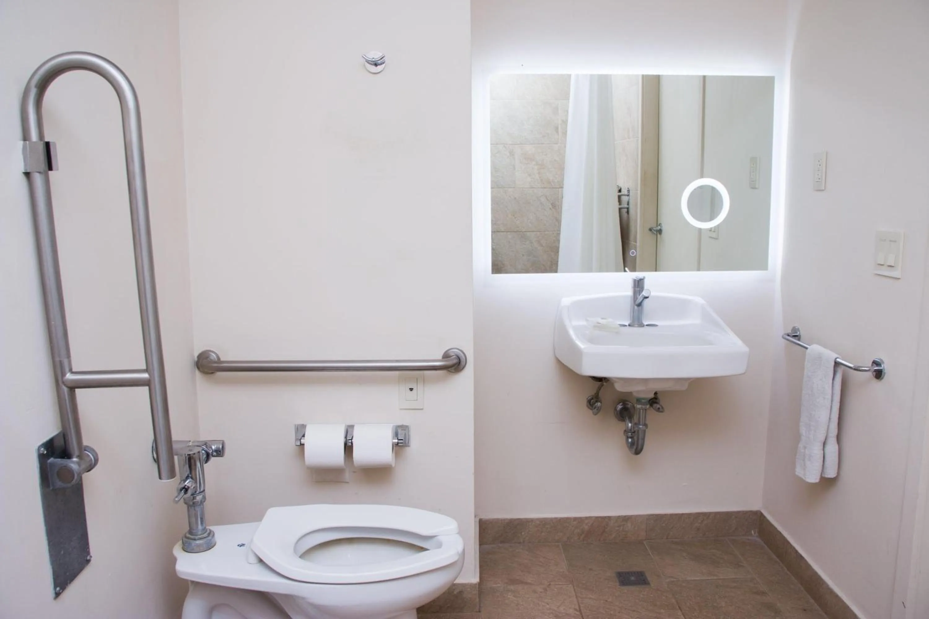 Concept King Room with Bathtub with Grab Bars - Mobility Accessible/Non-Smoking in Wyndham Tamarindo