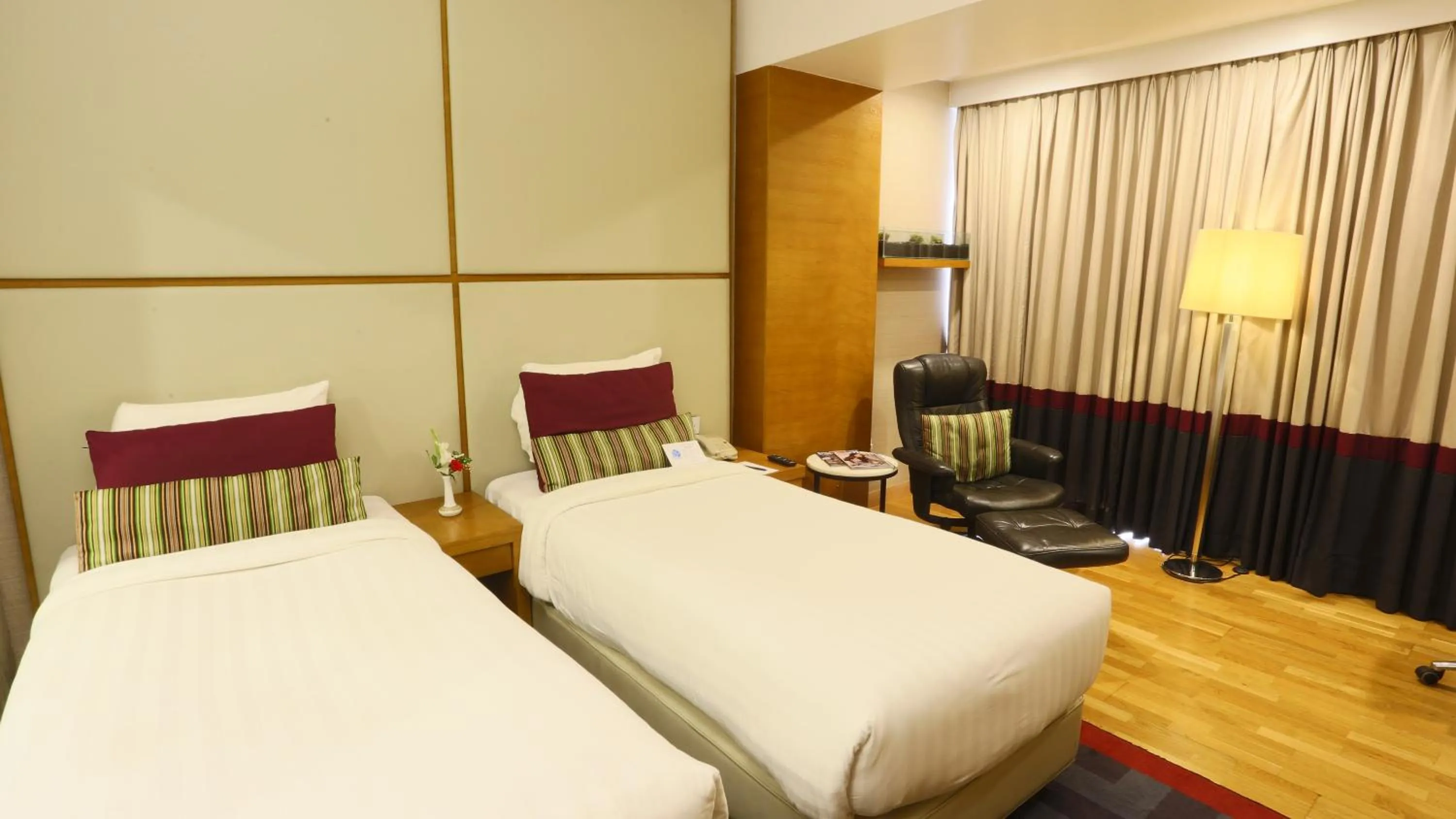 Avari World Traveler Twin Room in Avari Towers Karachi