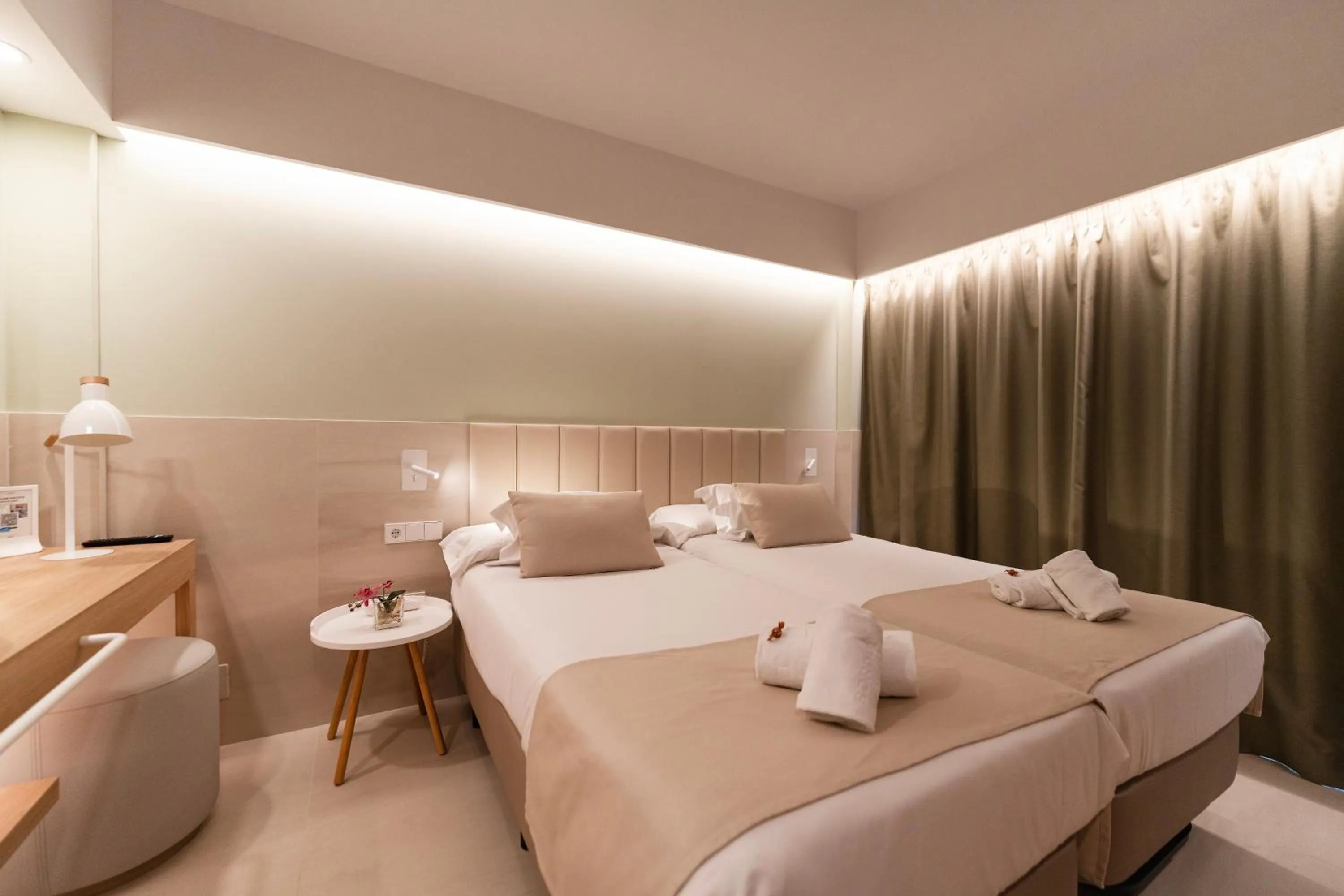 Twin Room in Bordoy Cosmopolitan