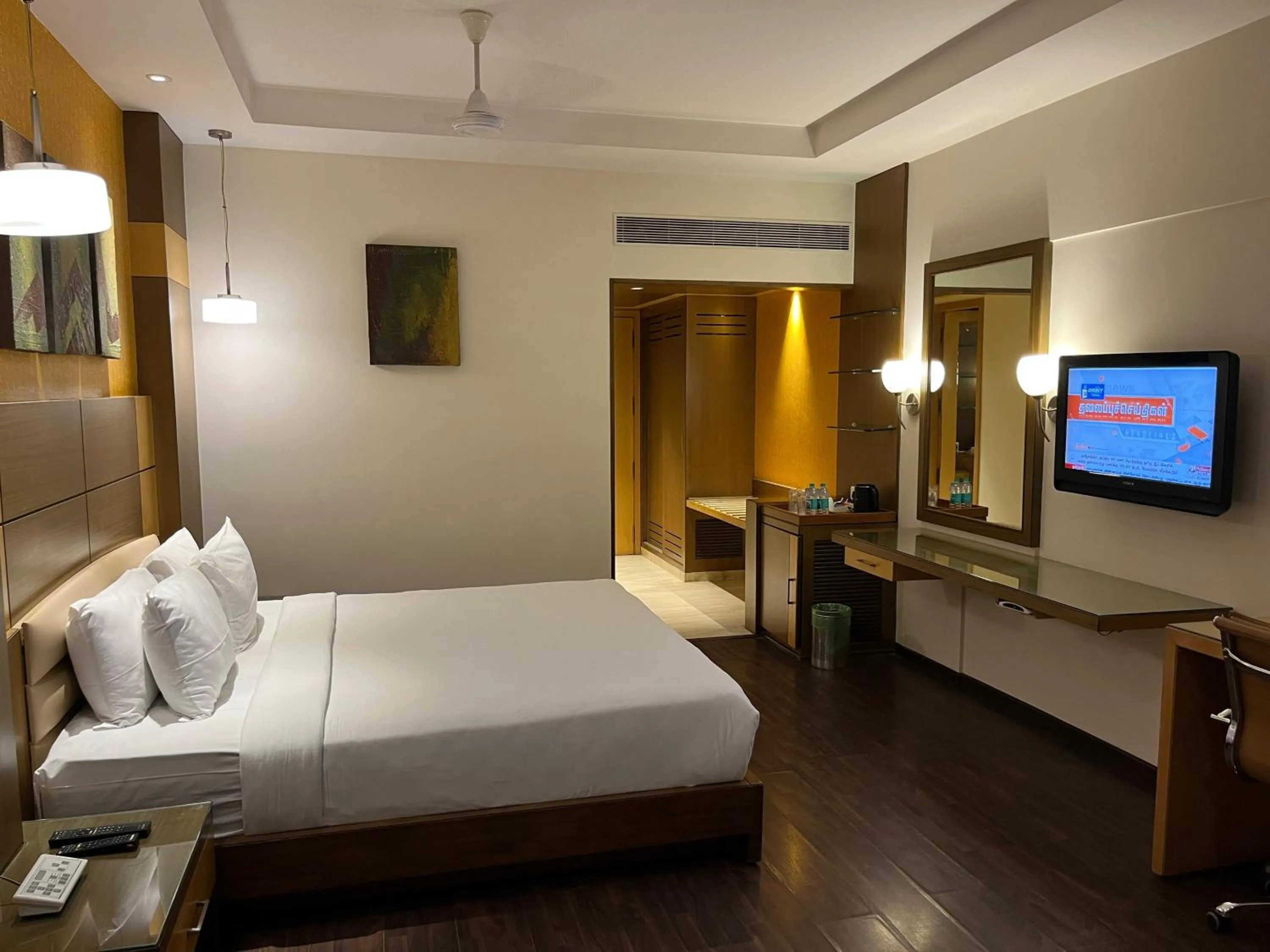 Deluxe Double Room in Cenneys Gateway - Pride of Salem