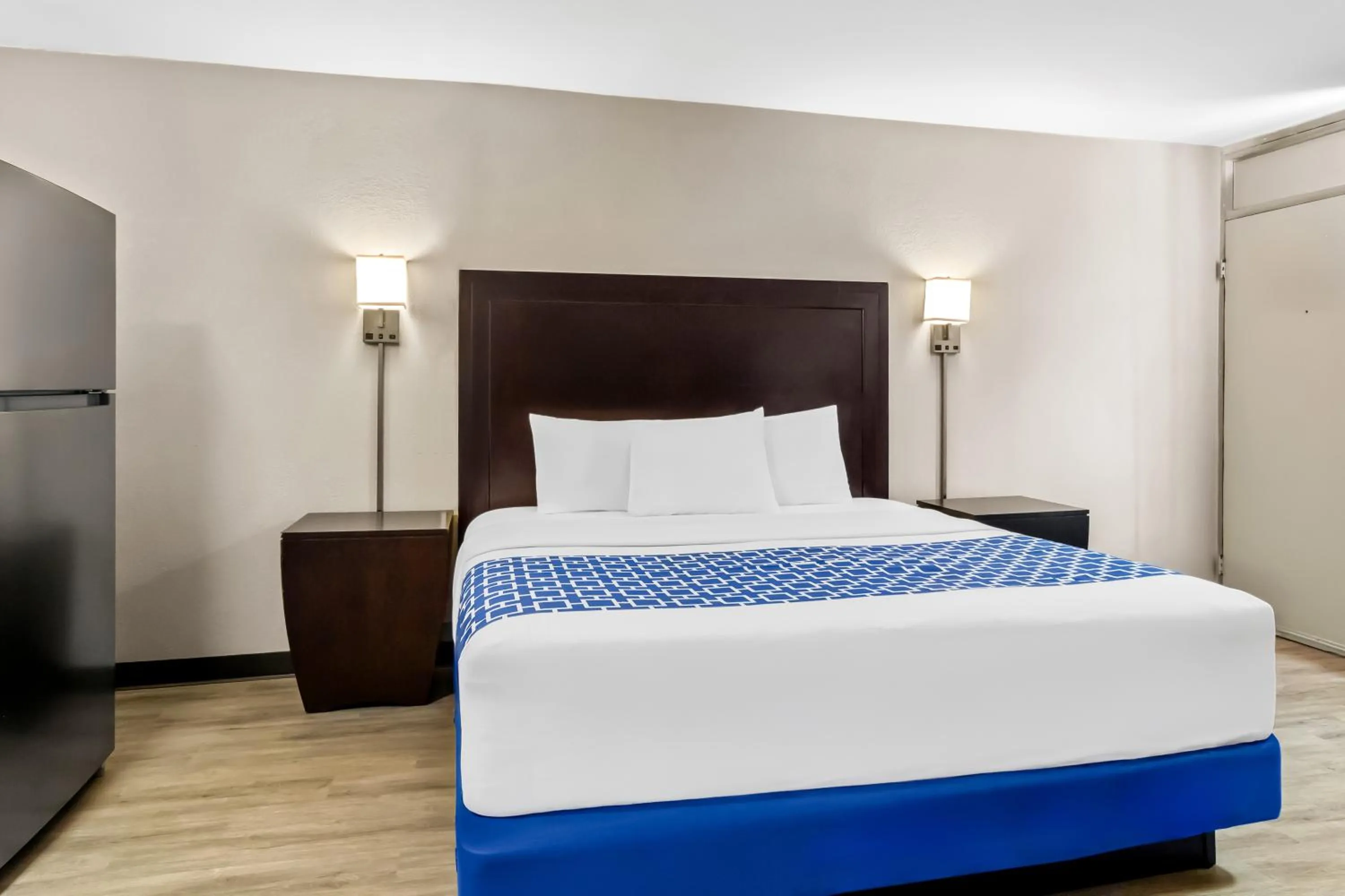 King Room - Non Smoking in Suburban Studios