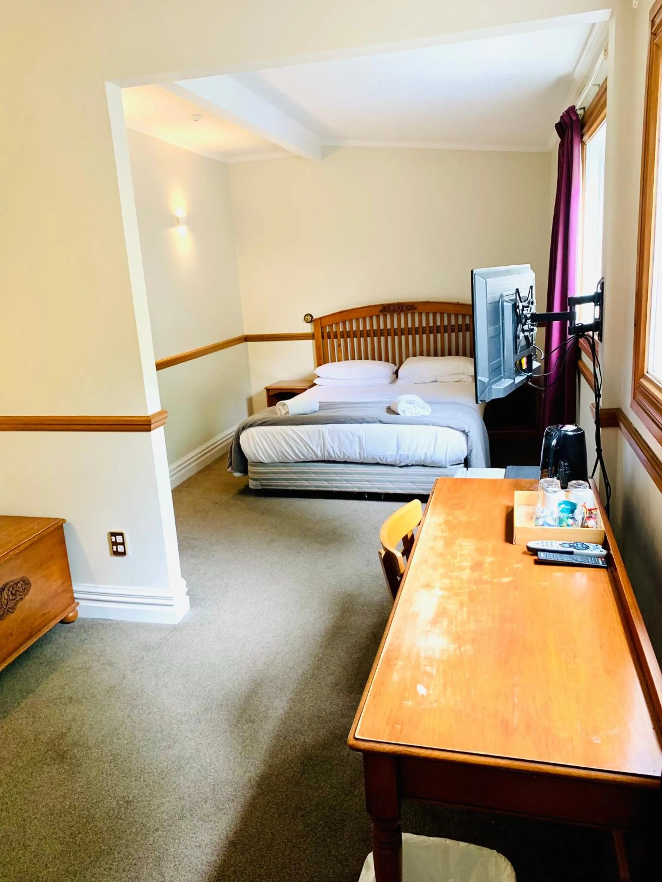 Deluxe Queen Suite in Shepherds Arms Hotel