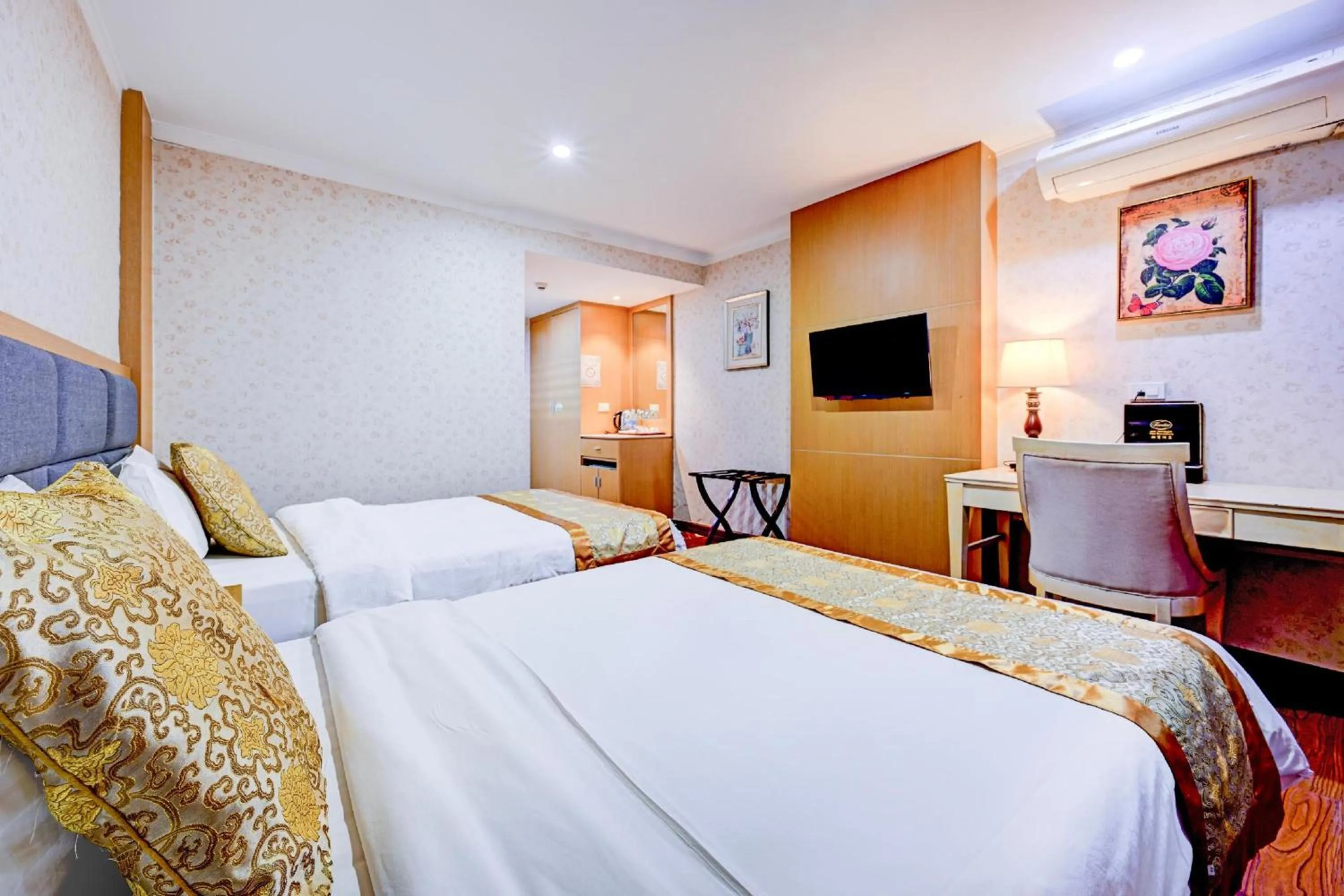 Deluxe Twin Room in Palette The Travellers Hotel Bangkok