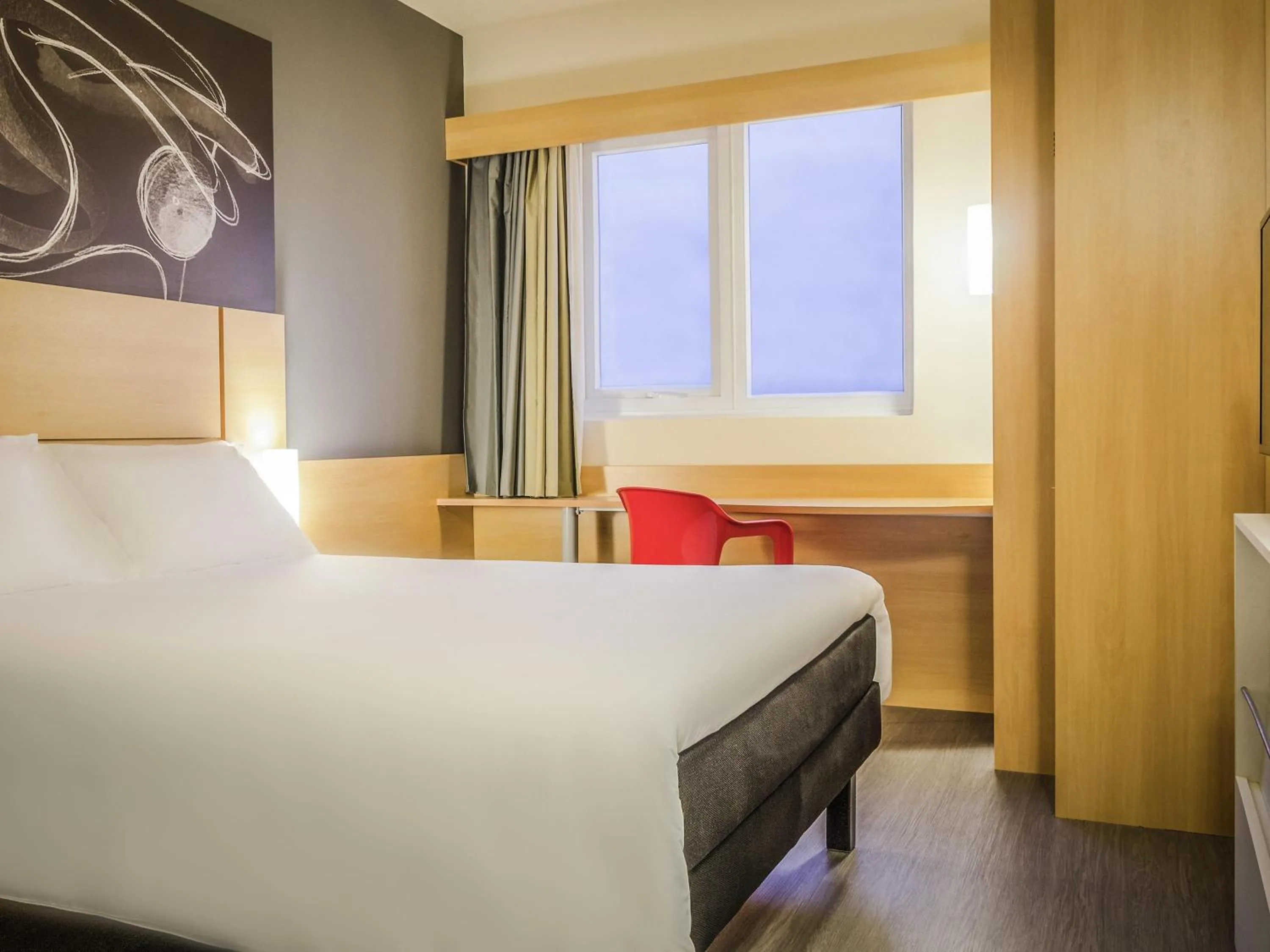 Standard  Room with 1 Double bed and 1 Small bed in Ibis Porto Alegre Assis Brasil