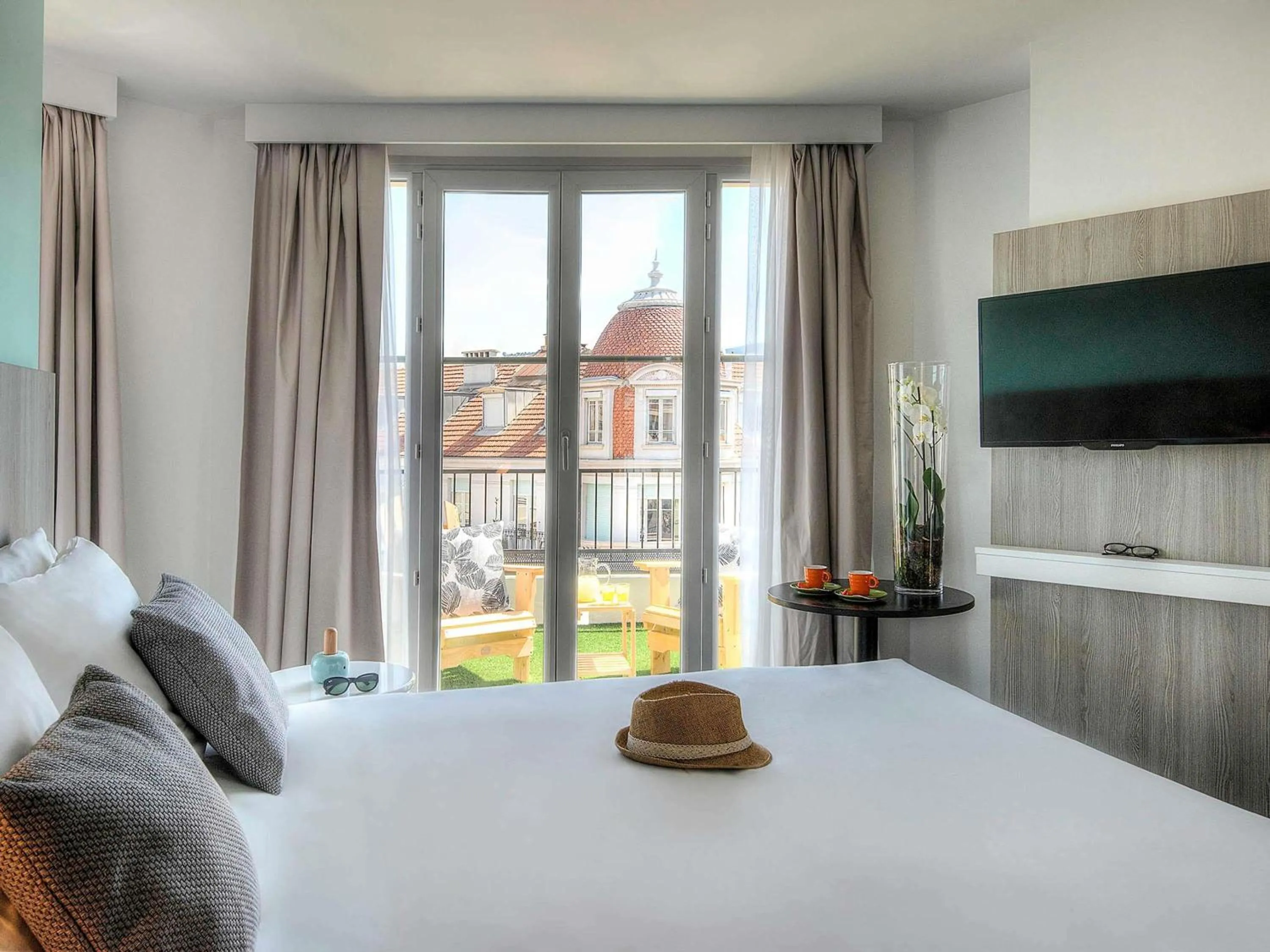 Queen Room with Terrace and City View in Ibis Styles Nice Centre Gare