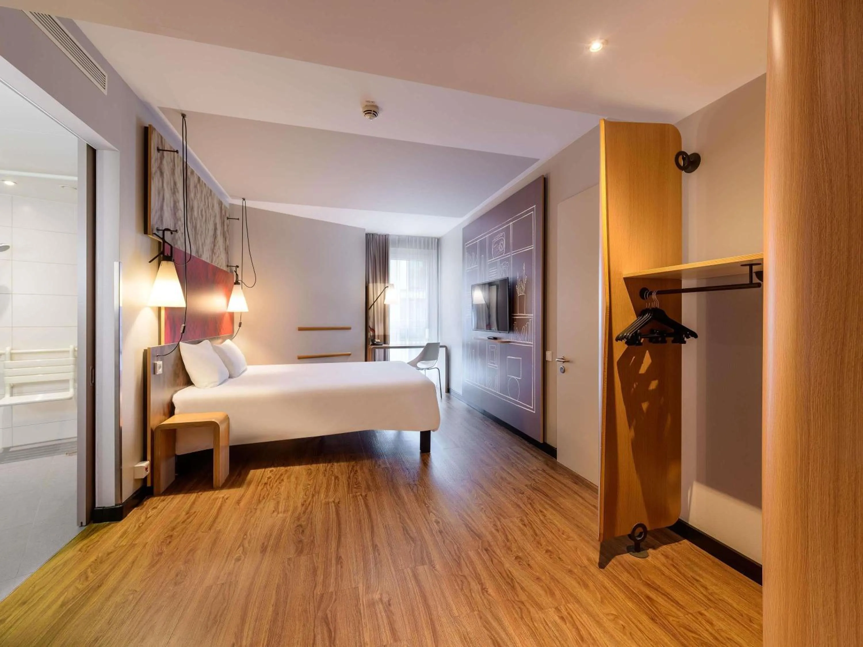 Standard Double Room - Mobility Accessible in Ibis Berlin Hauptbahnhof