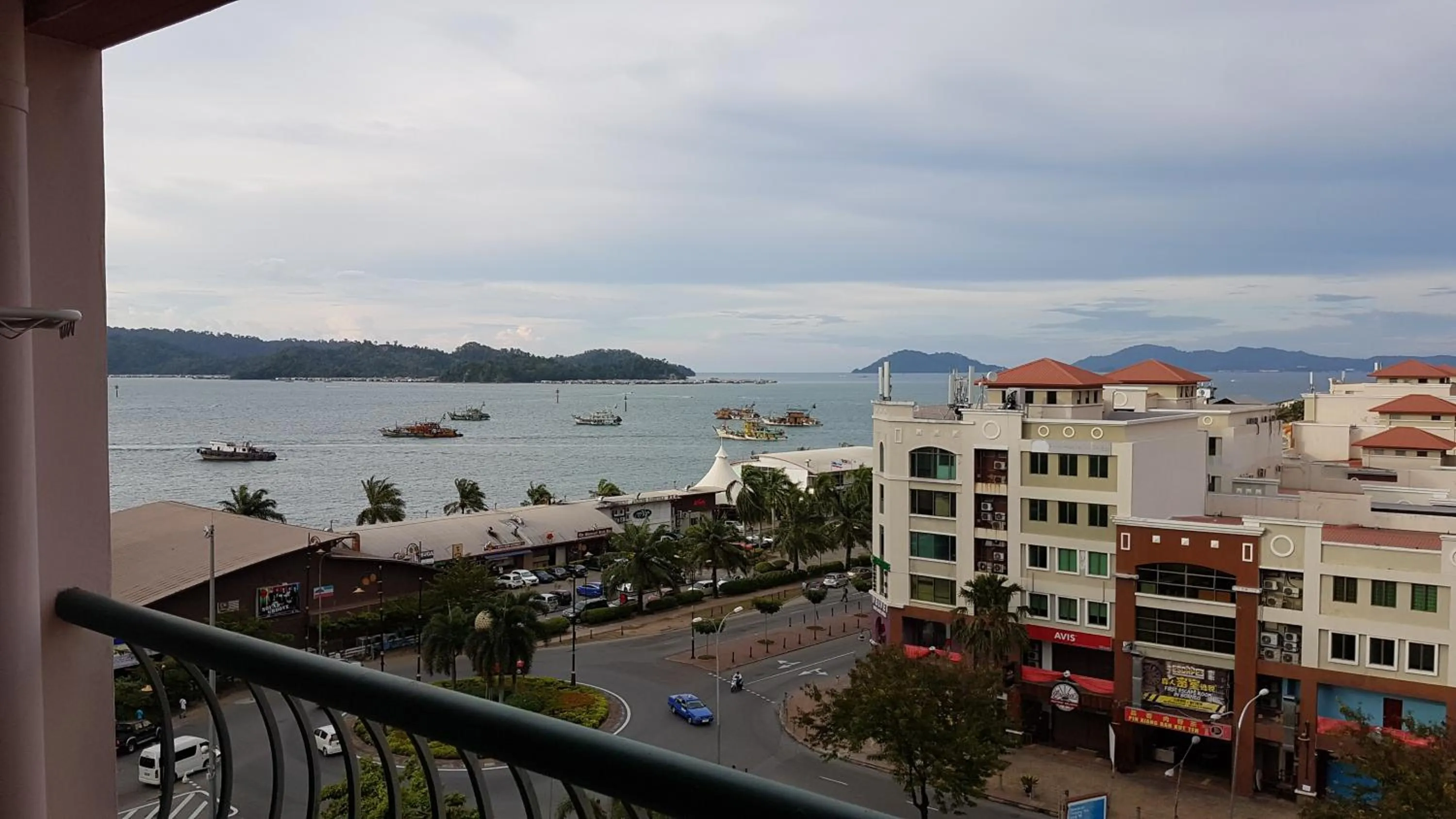 Three-Bedroom Apartment with City and Waterfront View in KK Vacation Apartments-Marina Court - STAY AND GET CASH REBATE
