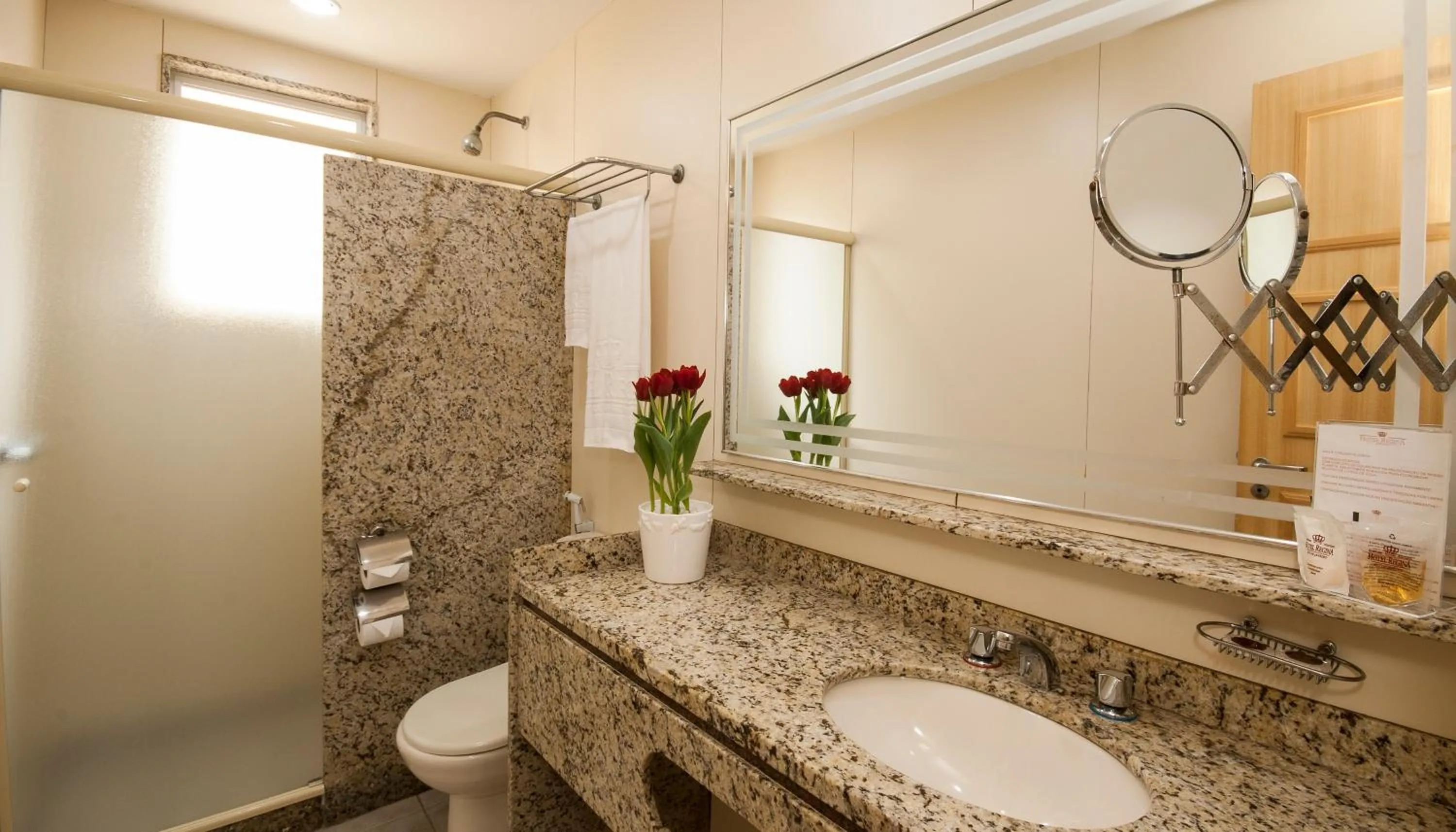 Standard Triple Room in Hotel Regina Rio de Janeiro