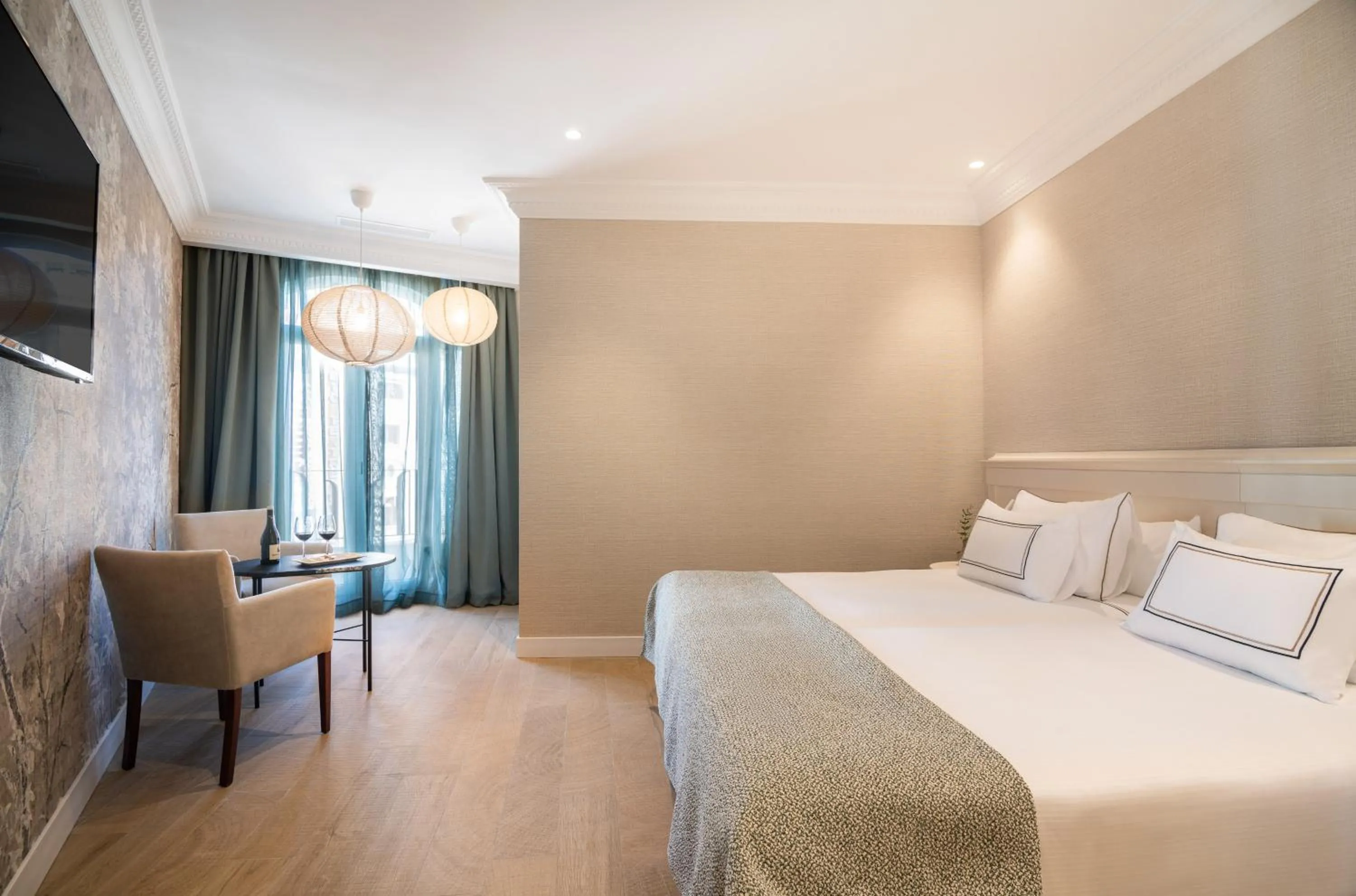 Premium Plaza Views in Melia Plaza Valencia