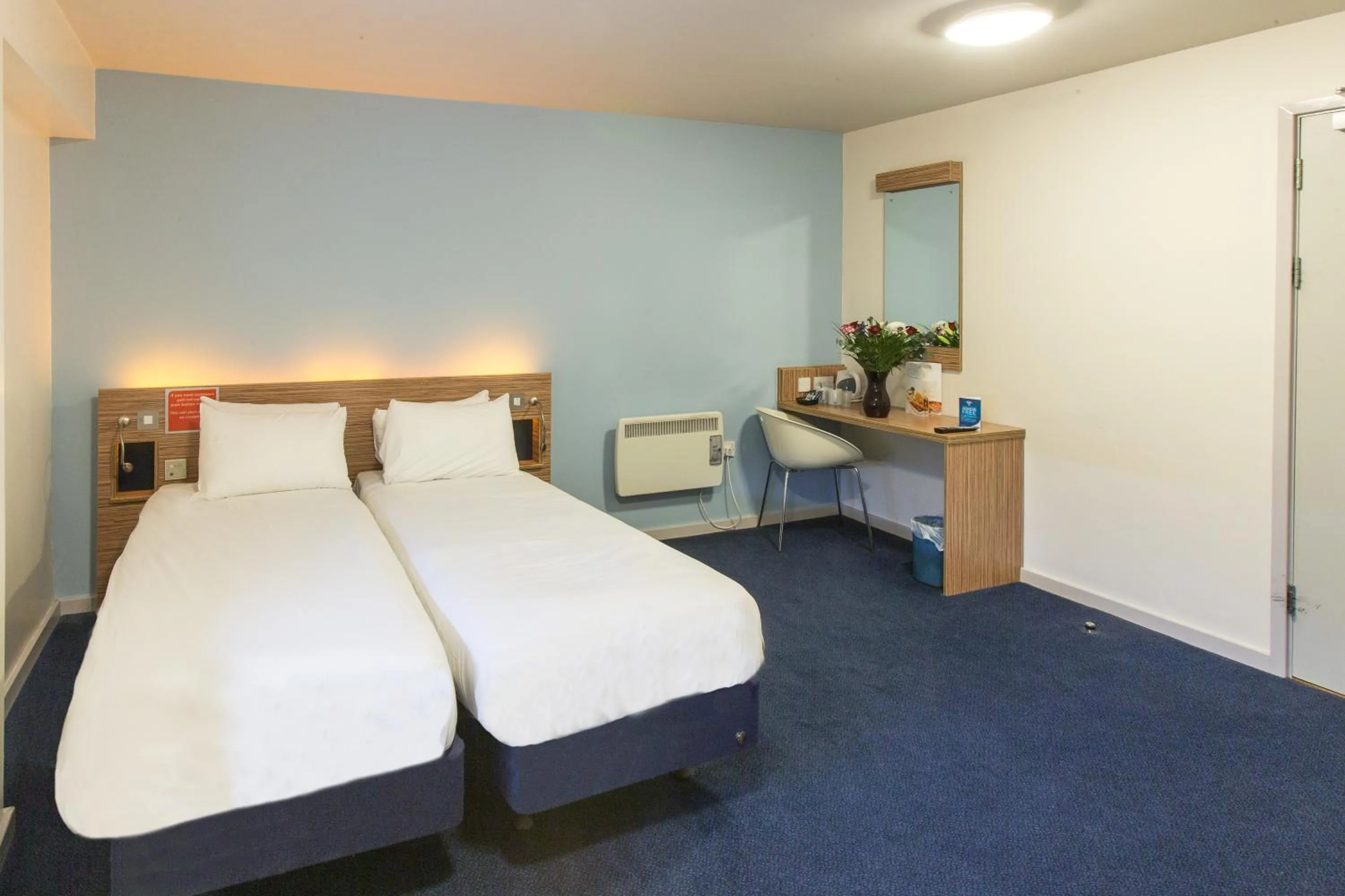 Twin Room - Disability Access in Redwings Lodge Wolverhampton Central