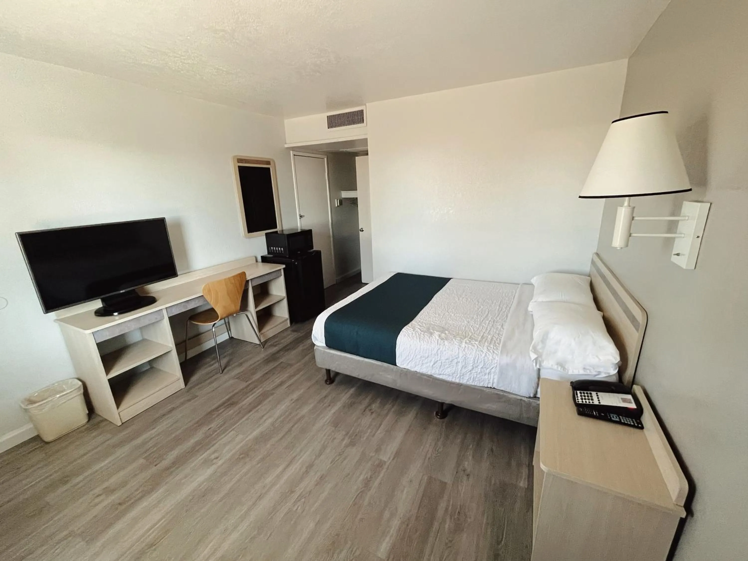 Queen Room - Disability Access - Roll in Shower in Motel 6-Holbrook, AZ