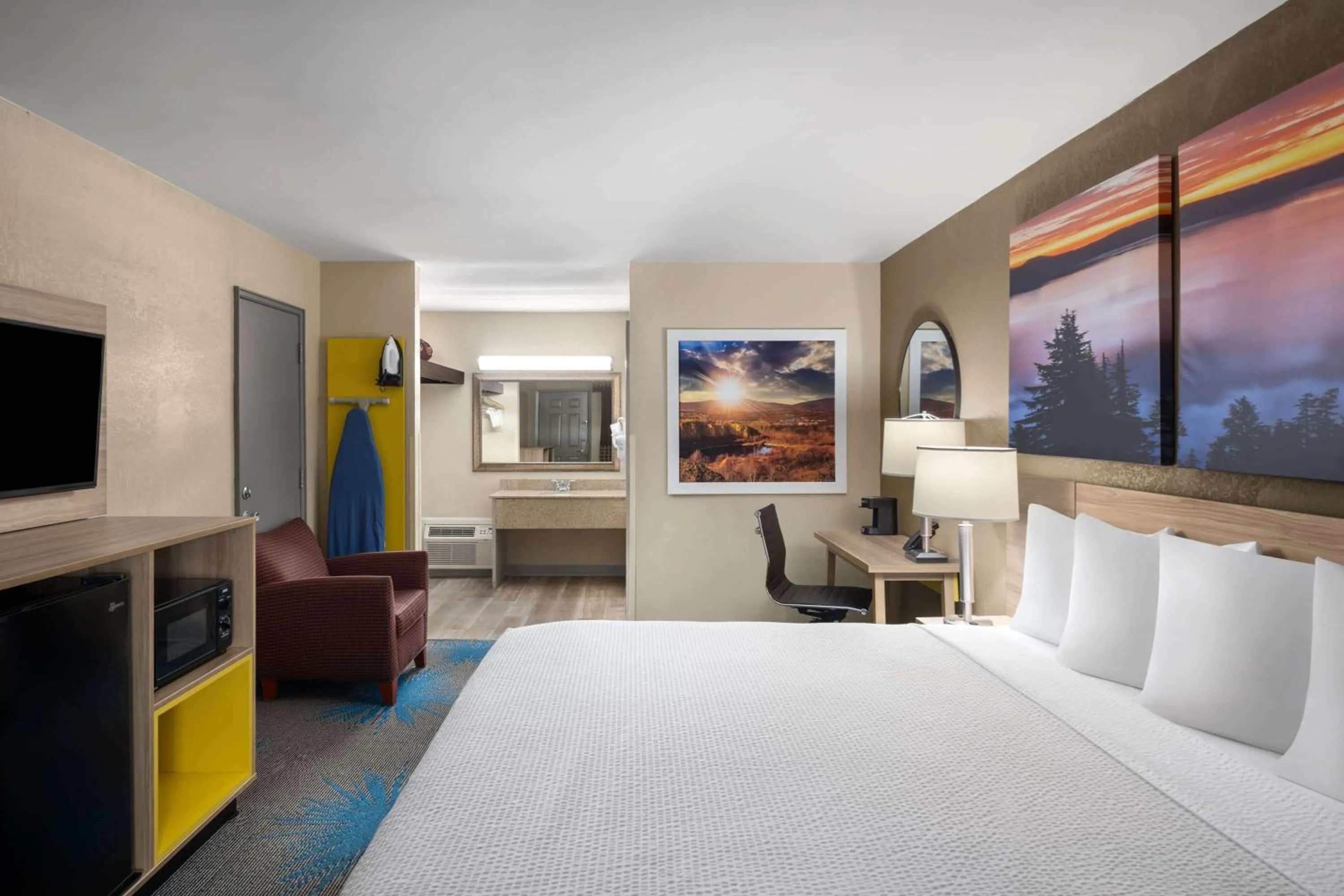 Deluxe King Room - Non-Smoking in Days Inn by Wyndham Klamath Falls