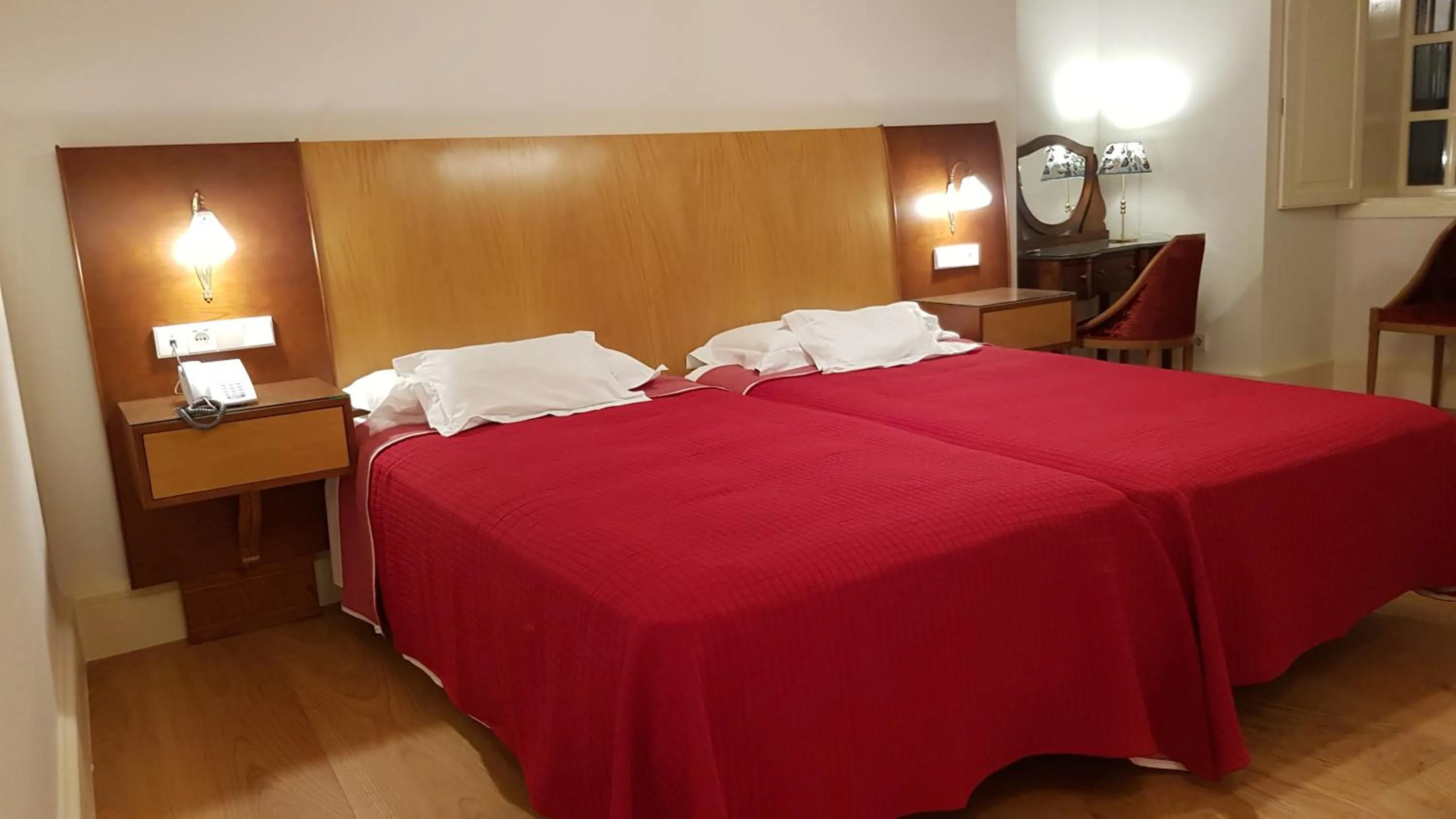 Standard Twin Room in Hotel Monumento Pazo de Orbán