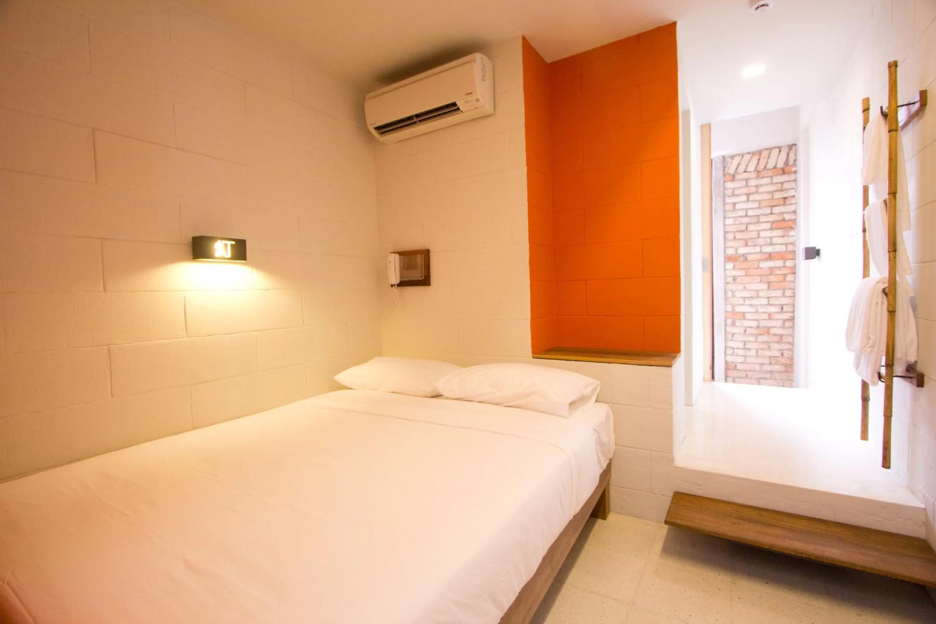 Queen Room with Balcony in Lantern Hotel