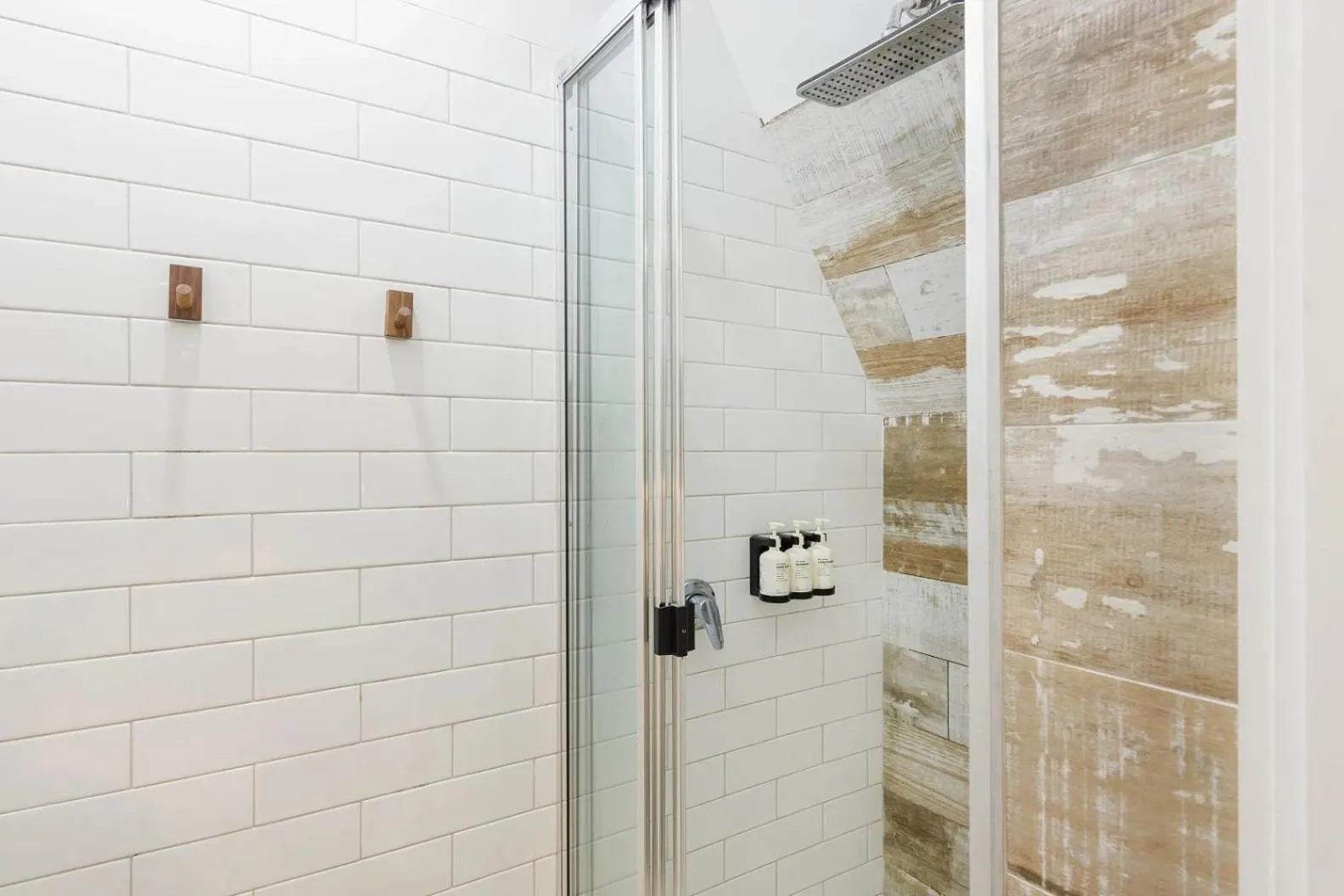 6 Bed Mixed Community Dorm in Bounce Magnetic Island and Koala Park