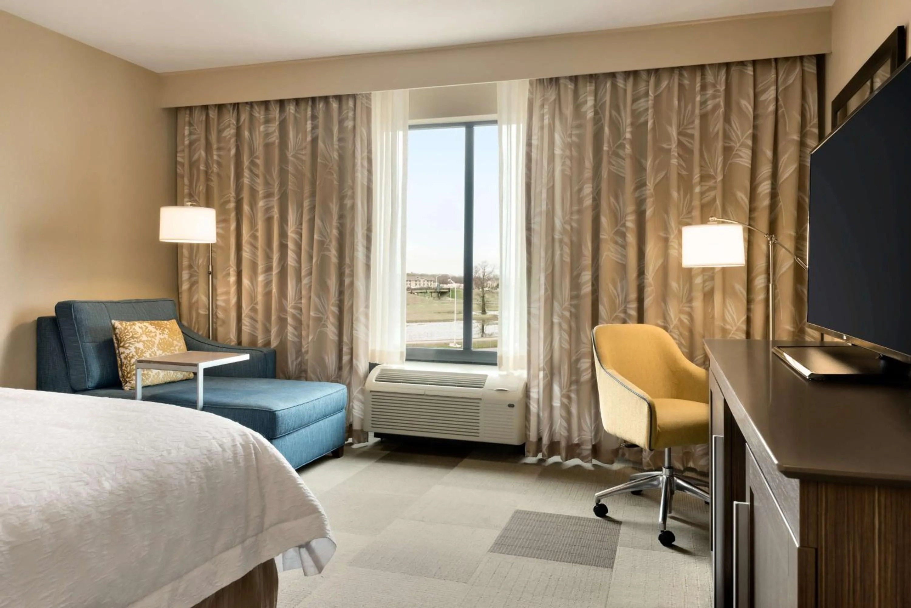 King Room - Mobility Access/Non-Smoking in Hampton Inn and Suites Monroe