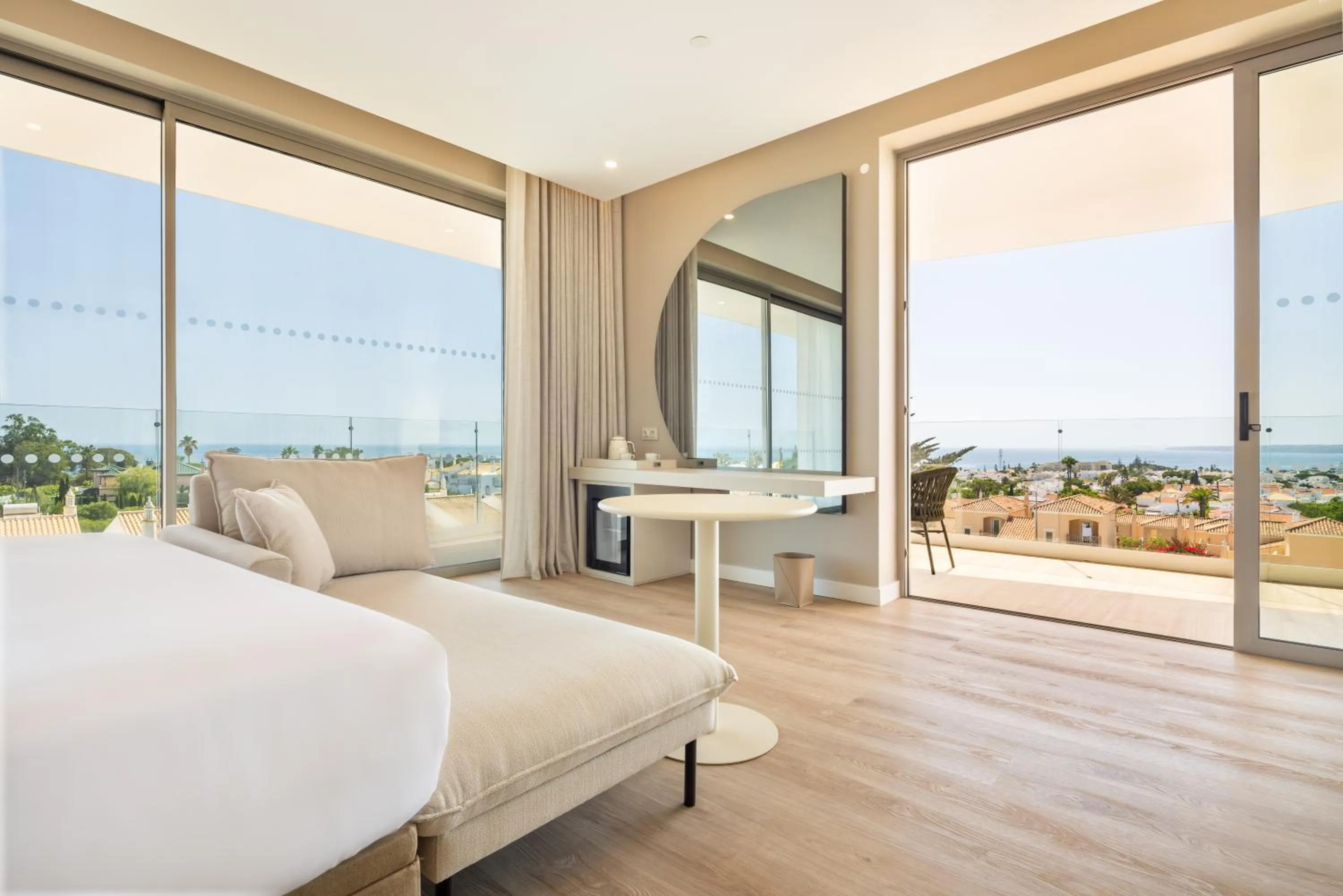 Exclusive Suite with Terrace and Interior Garden  - single occupancy in Castelo Suites Hotel