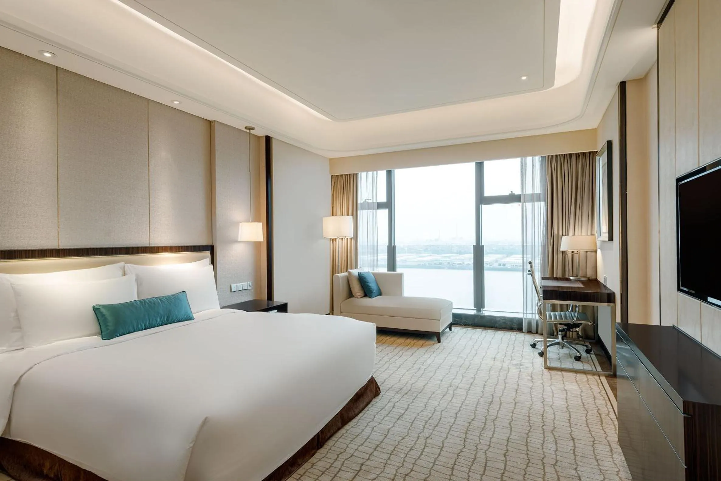 Standard King Room with River View in Crowne Plaza Guangzhou Zengcheng, an IHG Hotel
