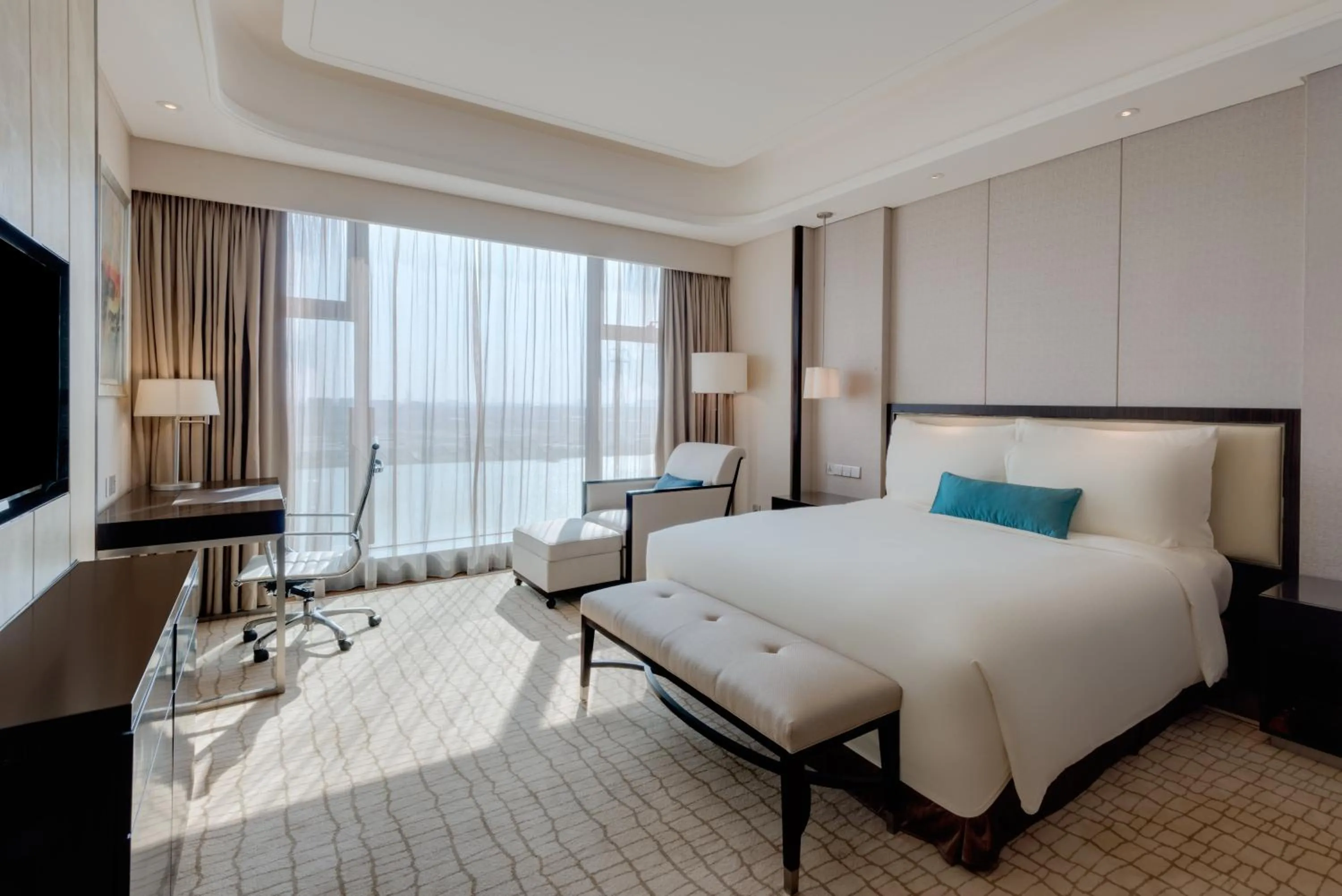 Standard King Room with River View - Lounge Access in Crowne Plaza Guangzhou Zengcheng, an IHG Hotel