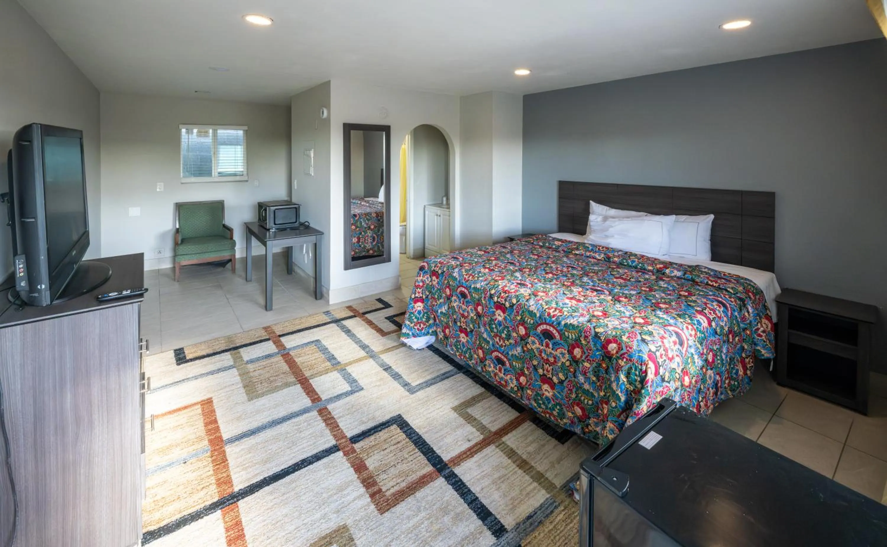 One Queen Deluxe, Non-Smoking - NQ1 in Motel 7 By OYO Near Phoenix Airport