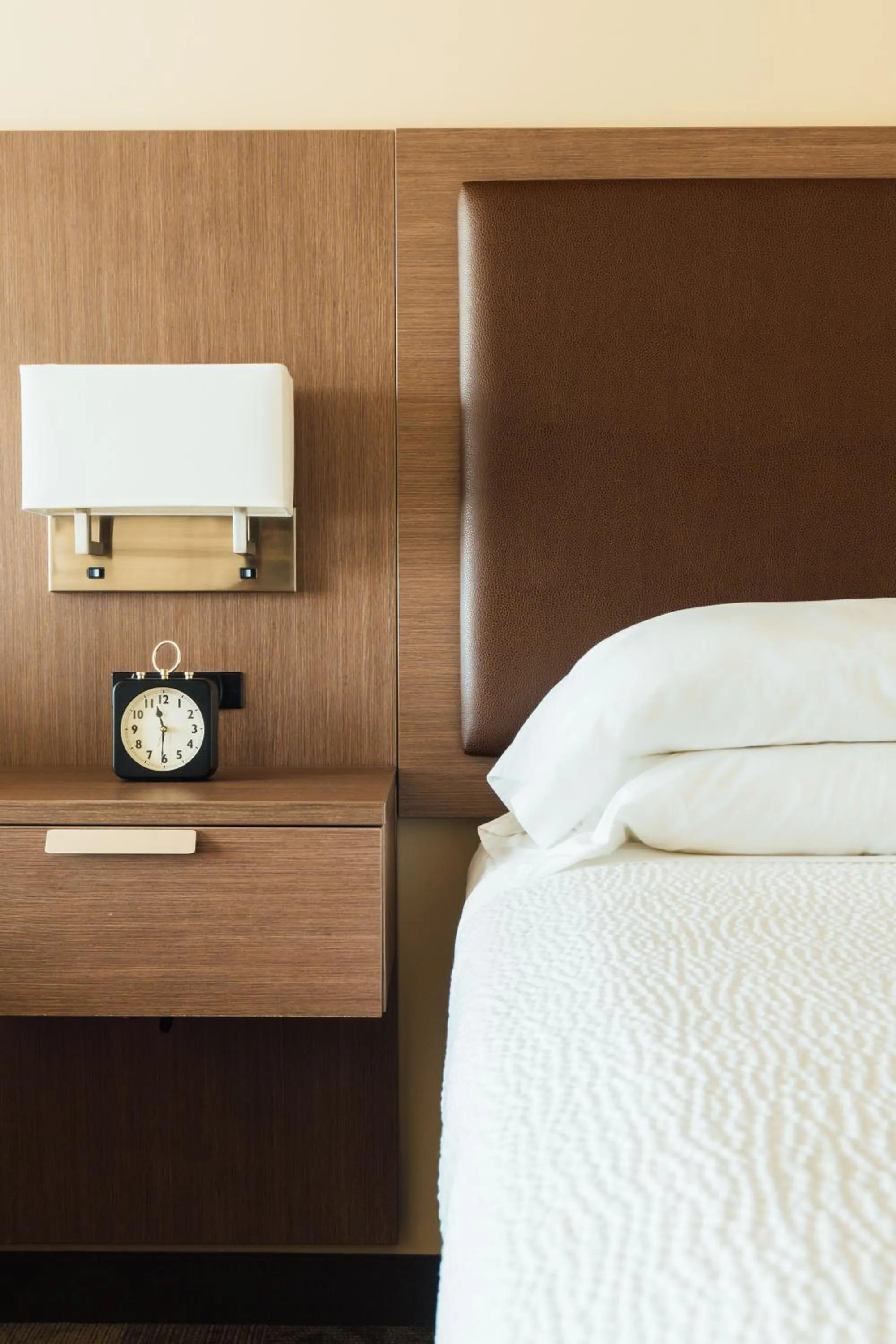 Deluxe Double Room with Balcony and Sea View in Belfast Harbor Inn