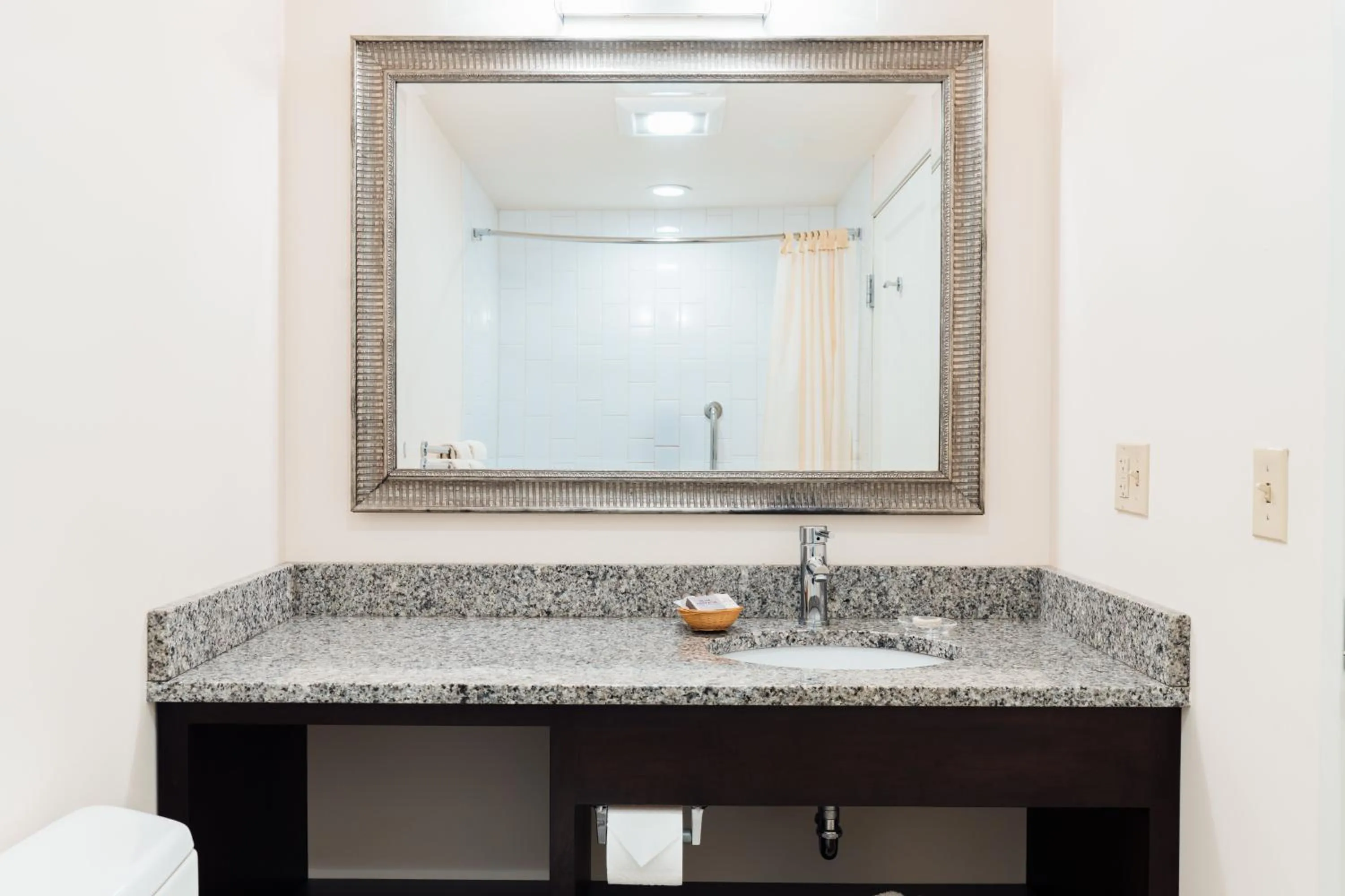 Queen Room - Disability Access in Belfast Harbor Inn