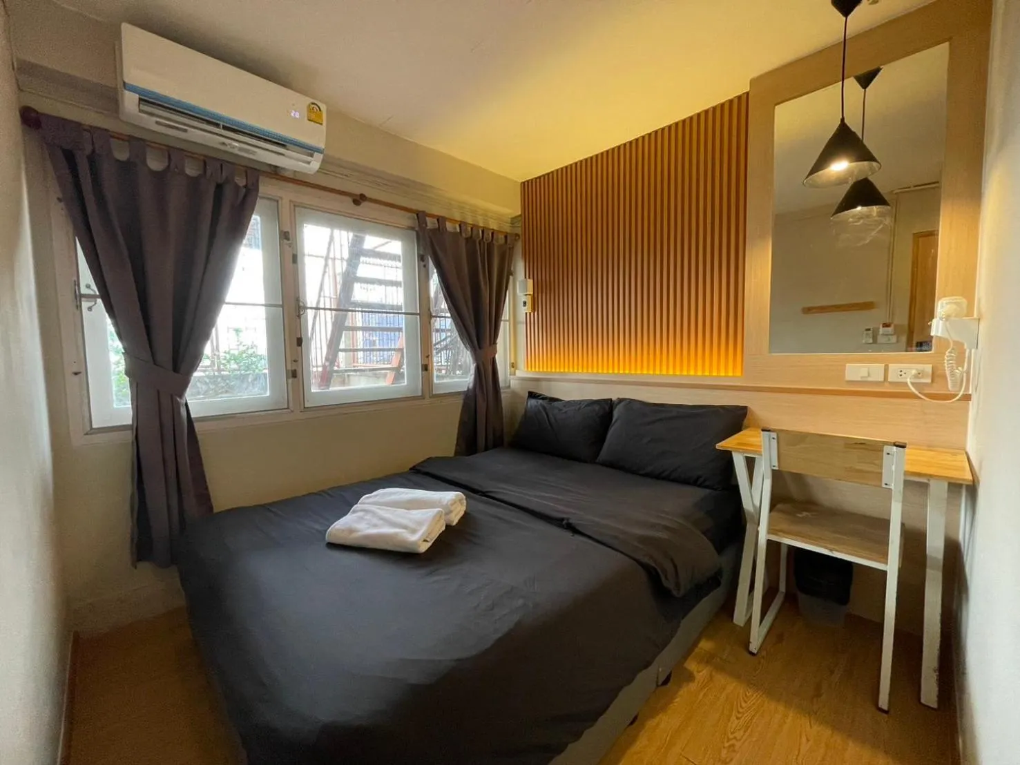 Double Room with Private Bathroom in Mind Day Hostel Khaosan