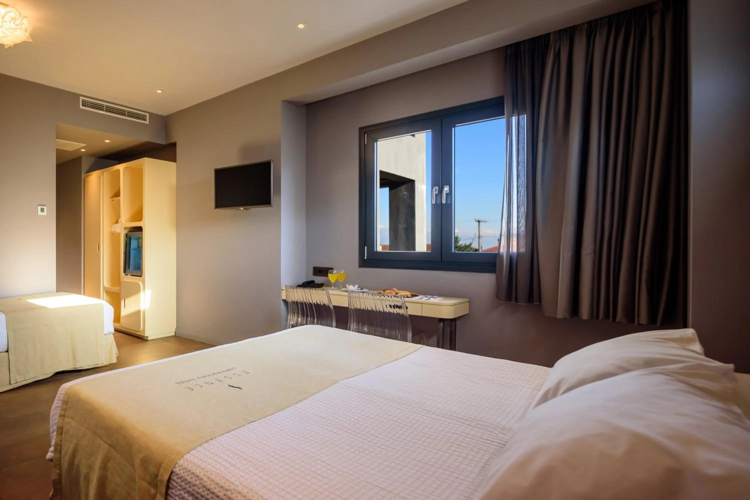 Elegant Triple Room with City View in Essence Hotel