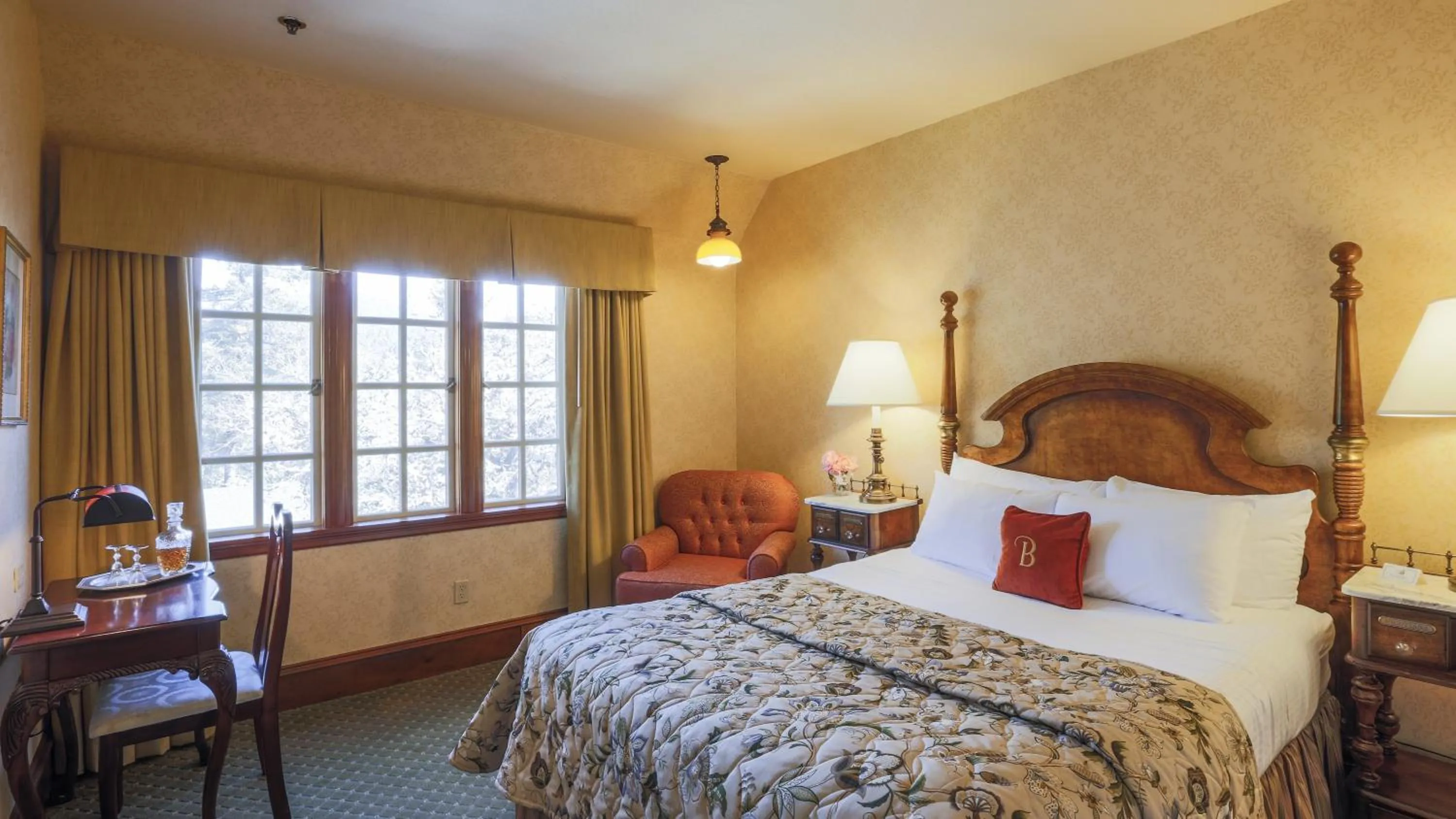 Deluxe Queen Room in Benbow Historic Inn