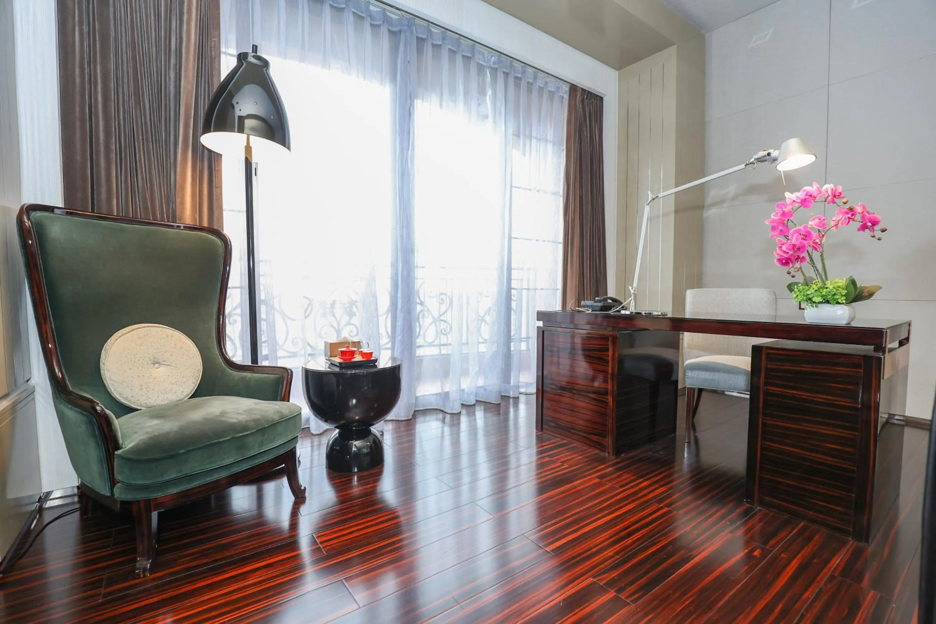Queen Room with Balcony in Chateau Star River Shanghai Minhang