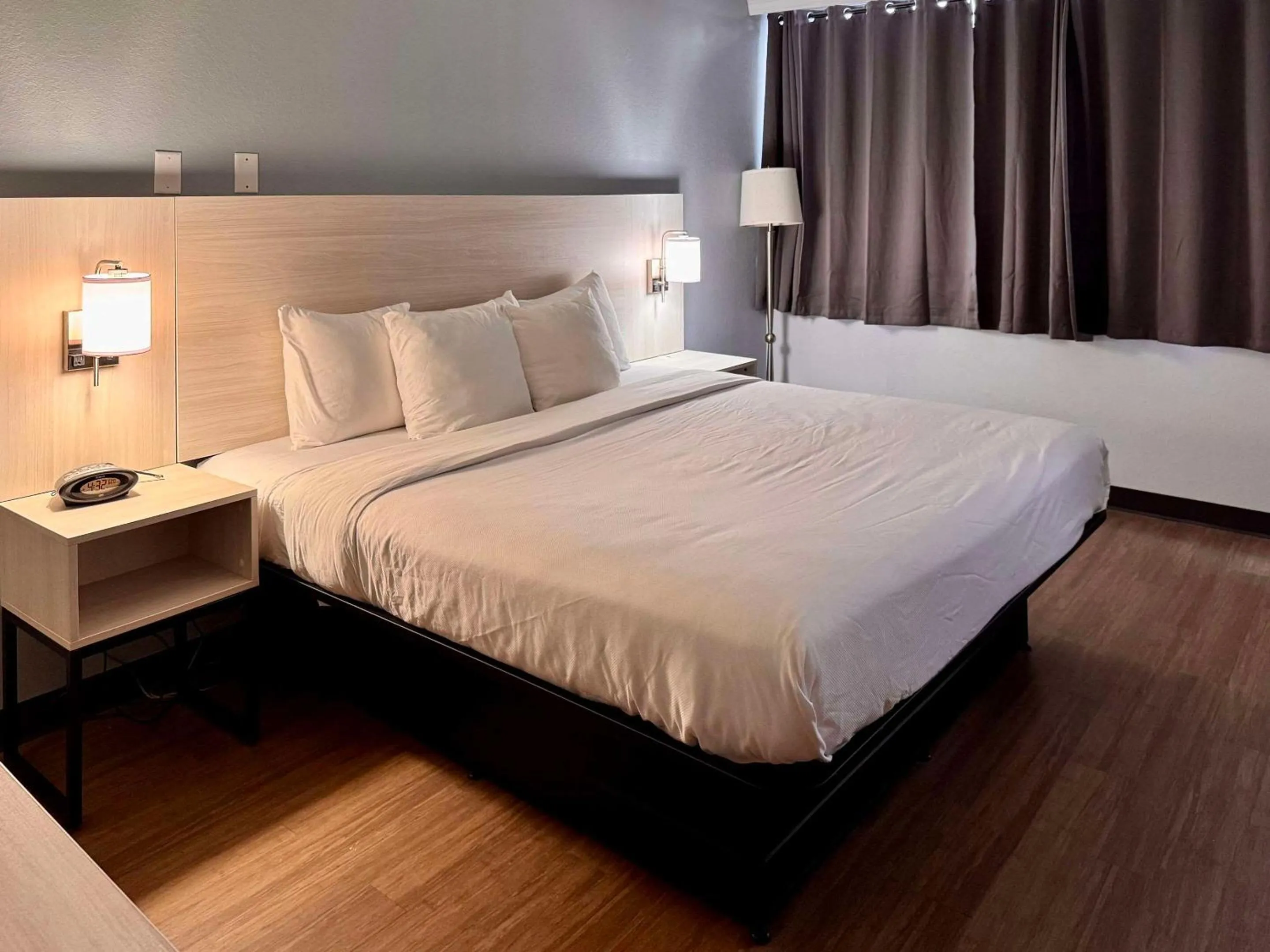 Efficiency King Room - Non Smoking/Interior Hall in Suburban Studios East Syracuse Carrier Circle