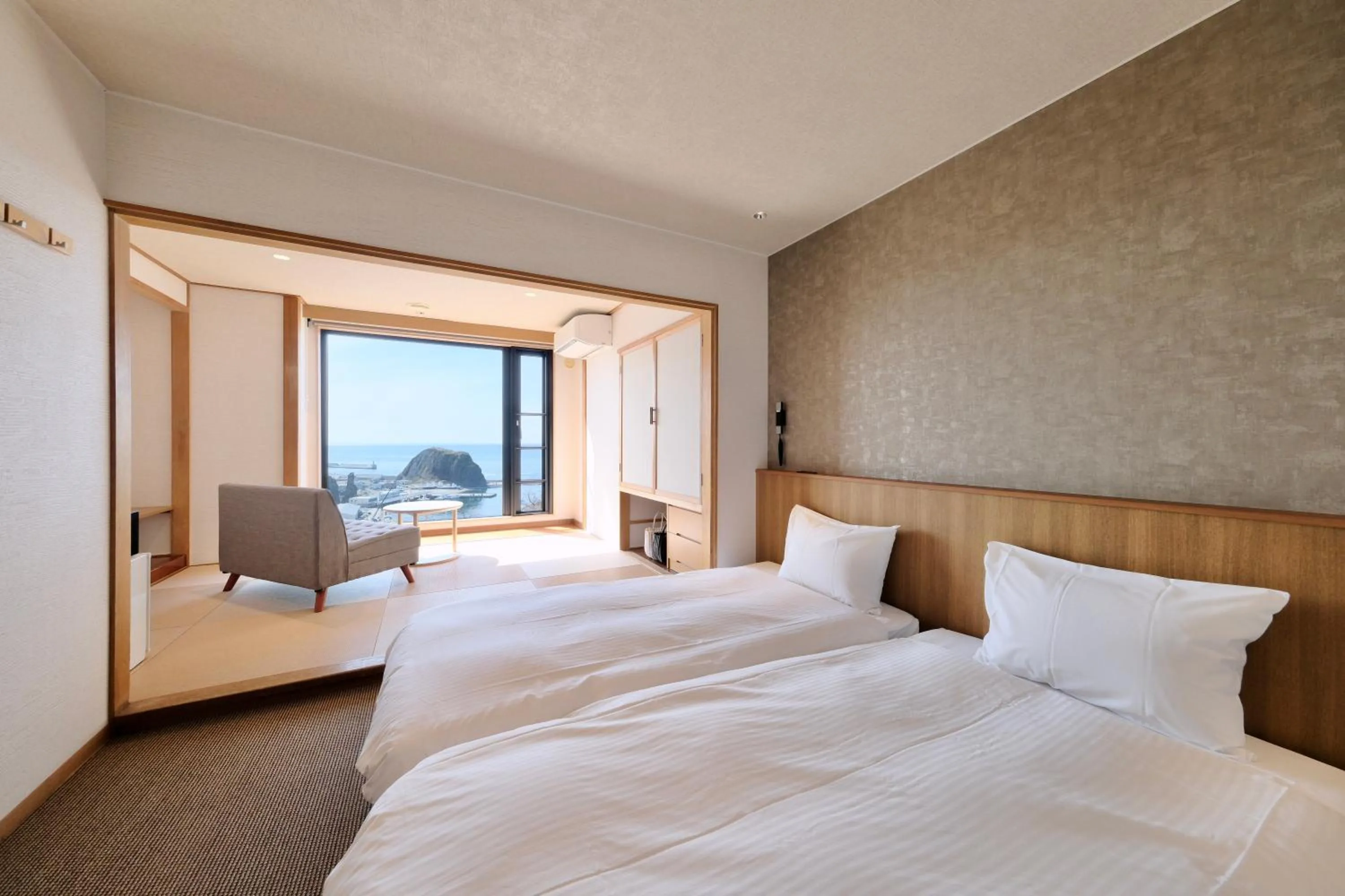 Twin Room with Tatami Area and Private Bathroom - single occupancy in Shiretoko Yuhi No Ataruie Onsen Hostel
