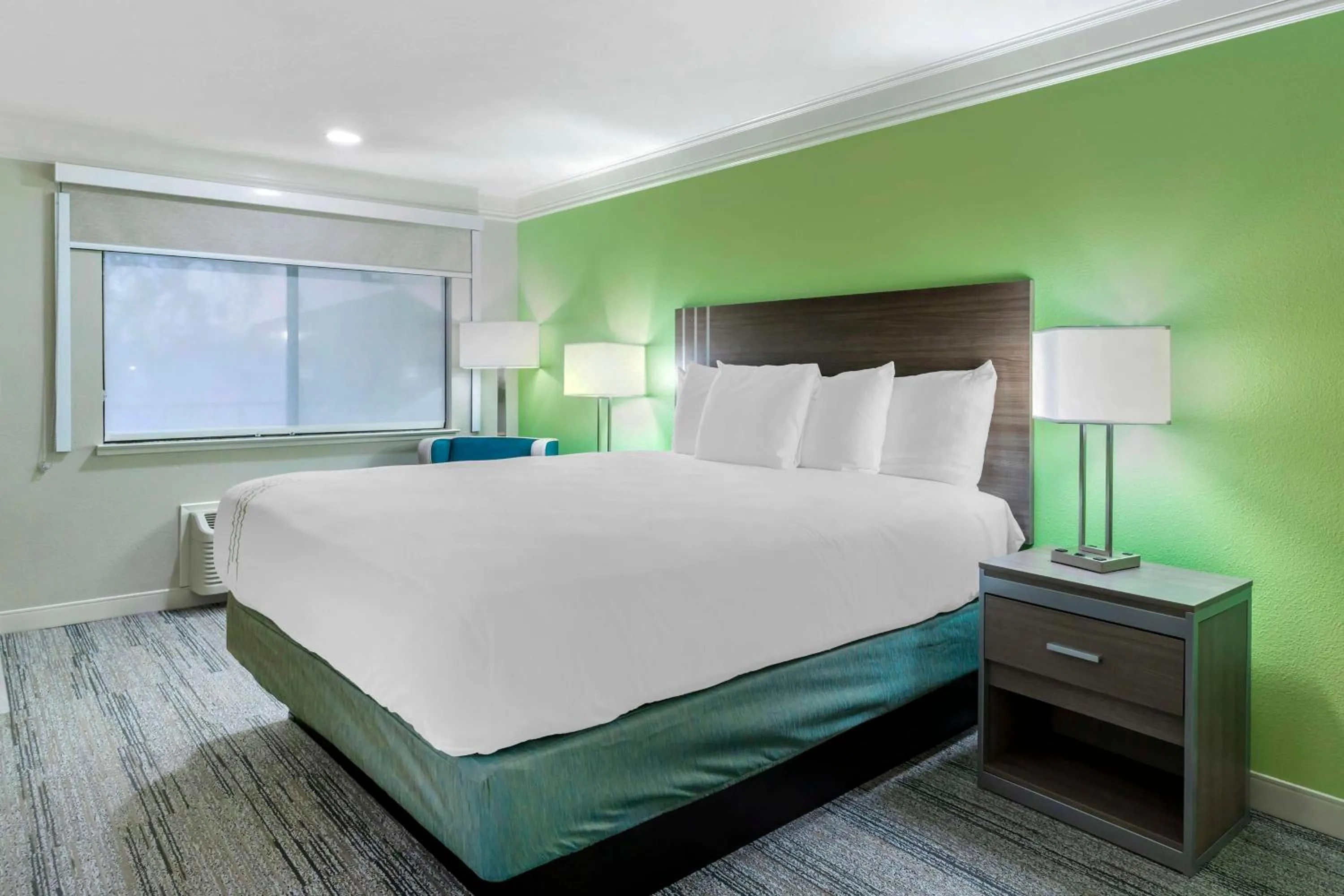 King Room with Roll-In Shower - Mobility Access in Best Western Cordelia Inn