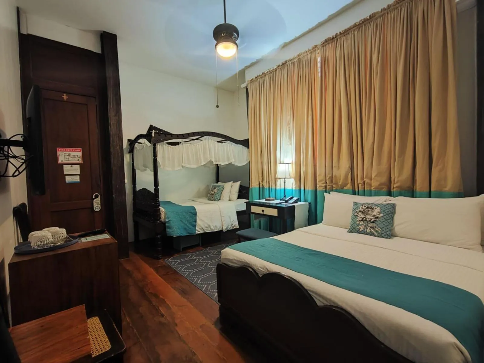 Niyog in Paradores Del Castillo