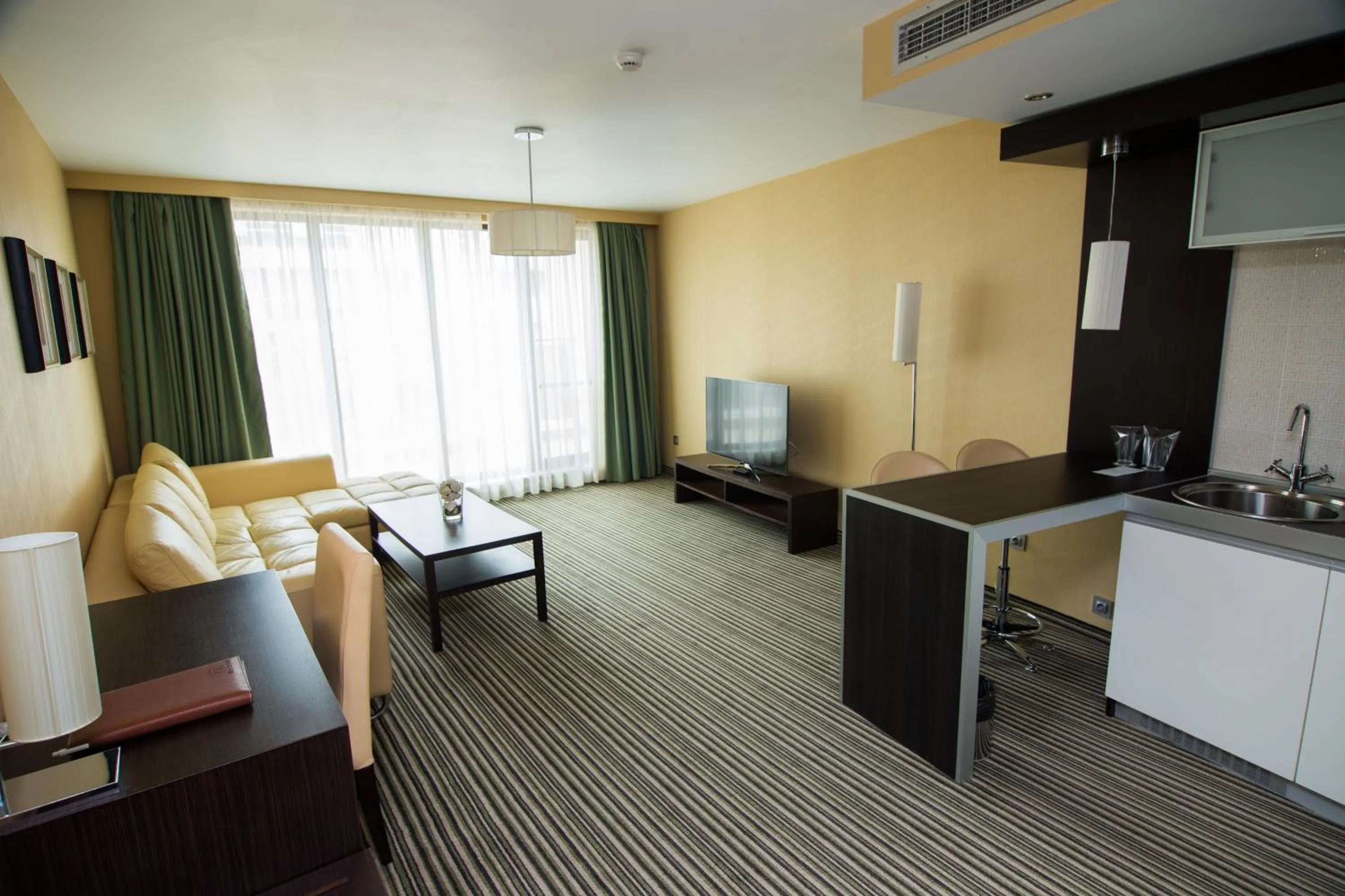 One-Bedroom Apartment with Queen Bed and Terrace in Best Western Plus Olives City Hotel - Free Pool & Parking