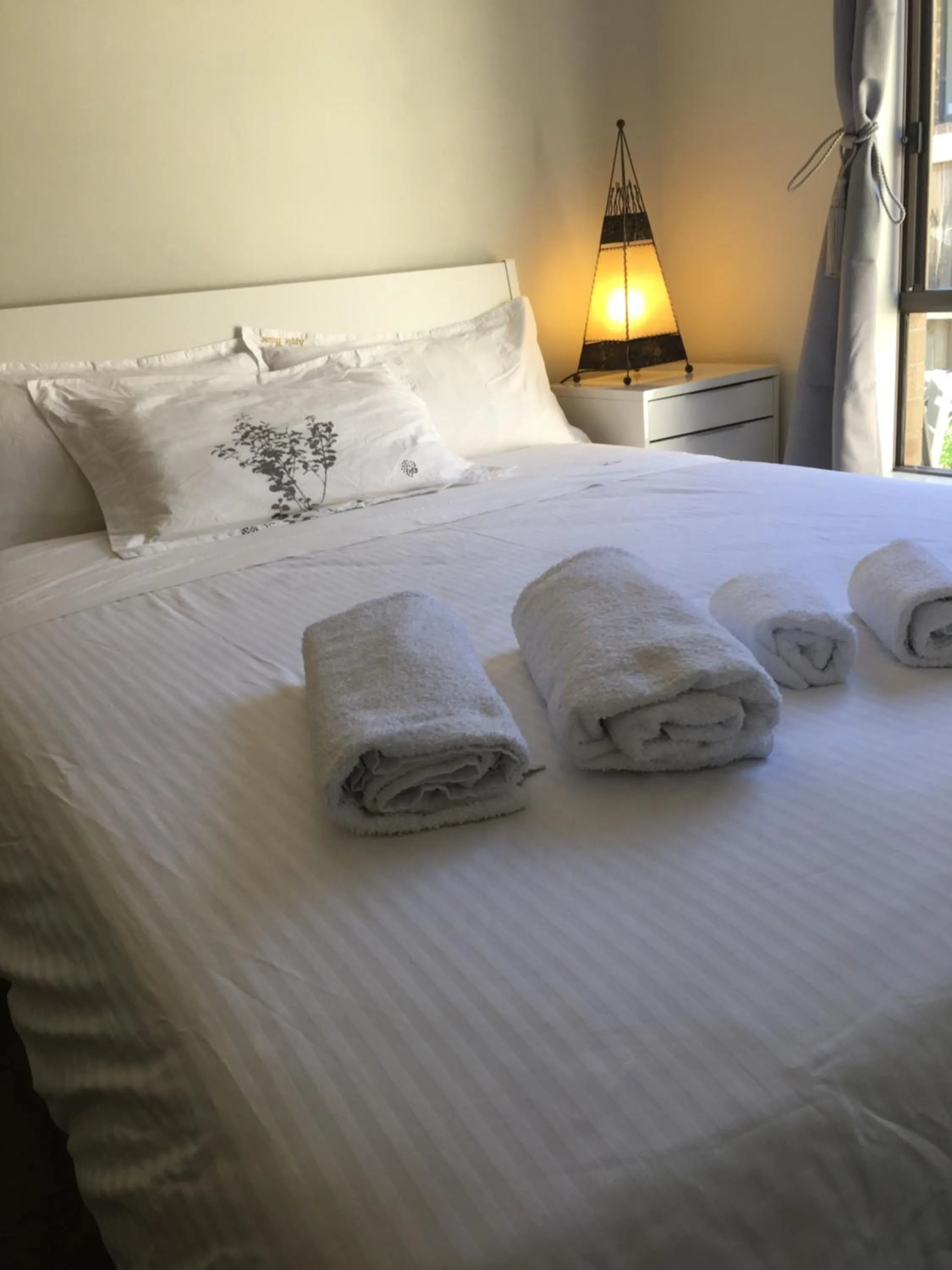 Budget Double Room with Shared Bathroom in Apple House