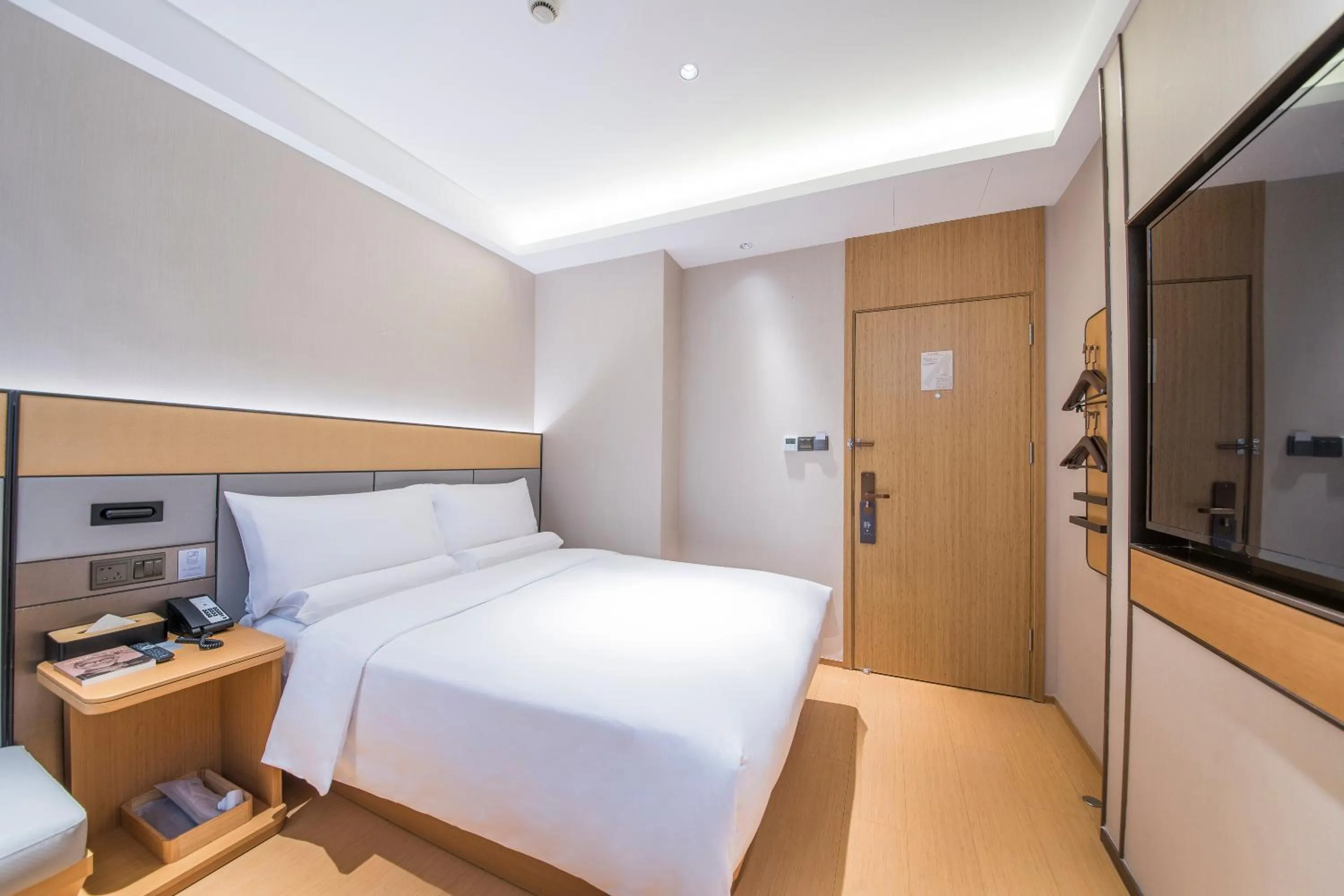 Queen Room A - single occupancy in Ji Hotel - Shanghai Nanjing Road People's Square