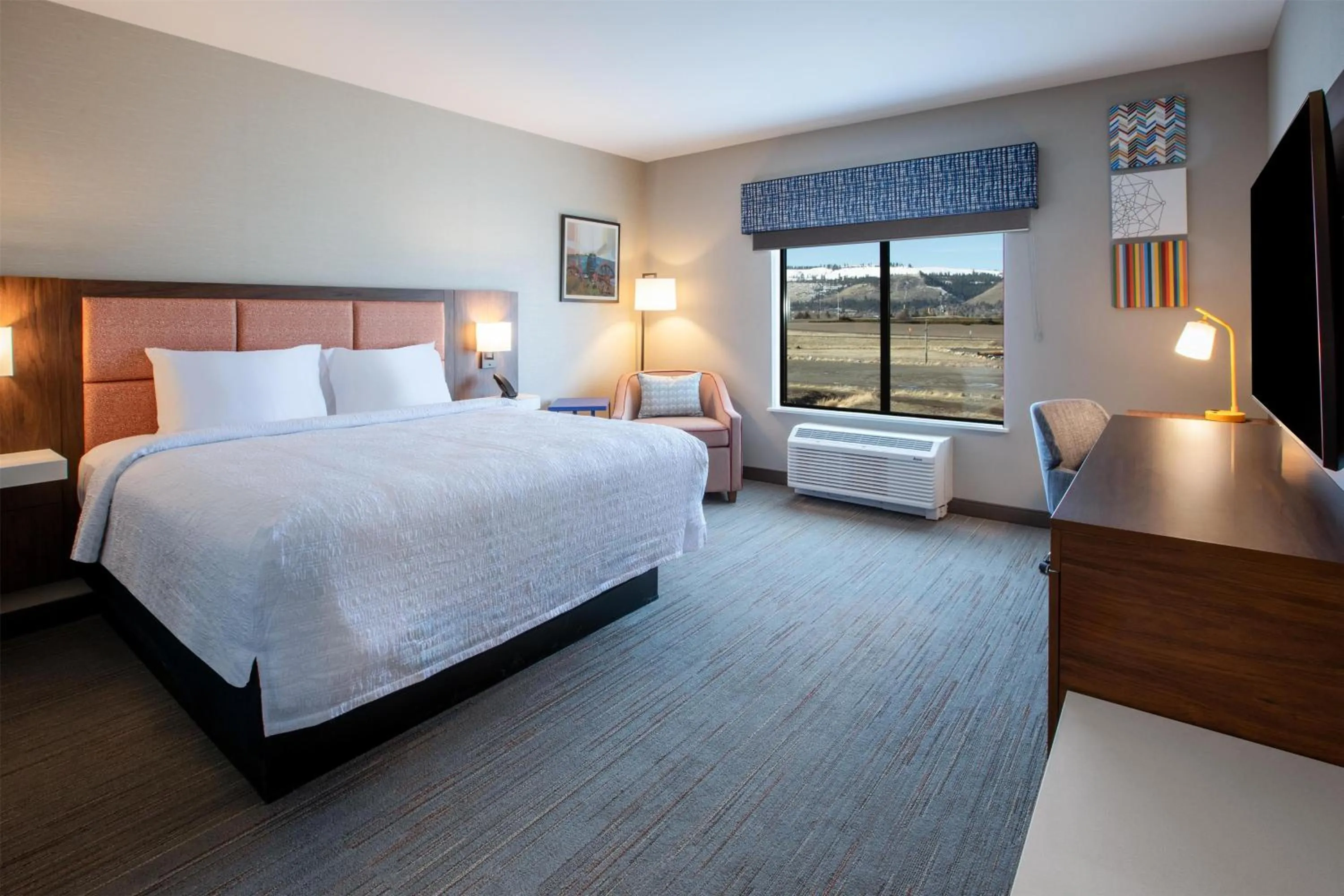 King Room with Microwave and Fridge in Hampton Inn & Suites La Grande, Or