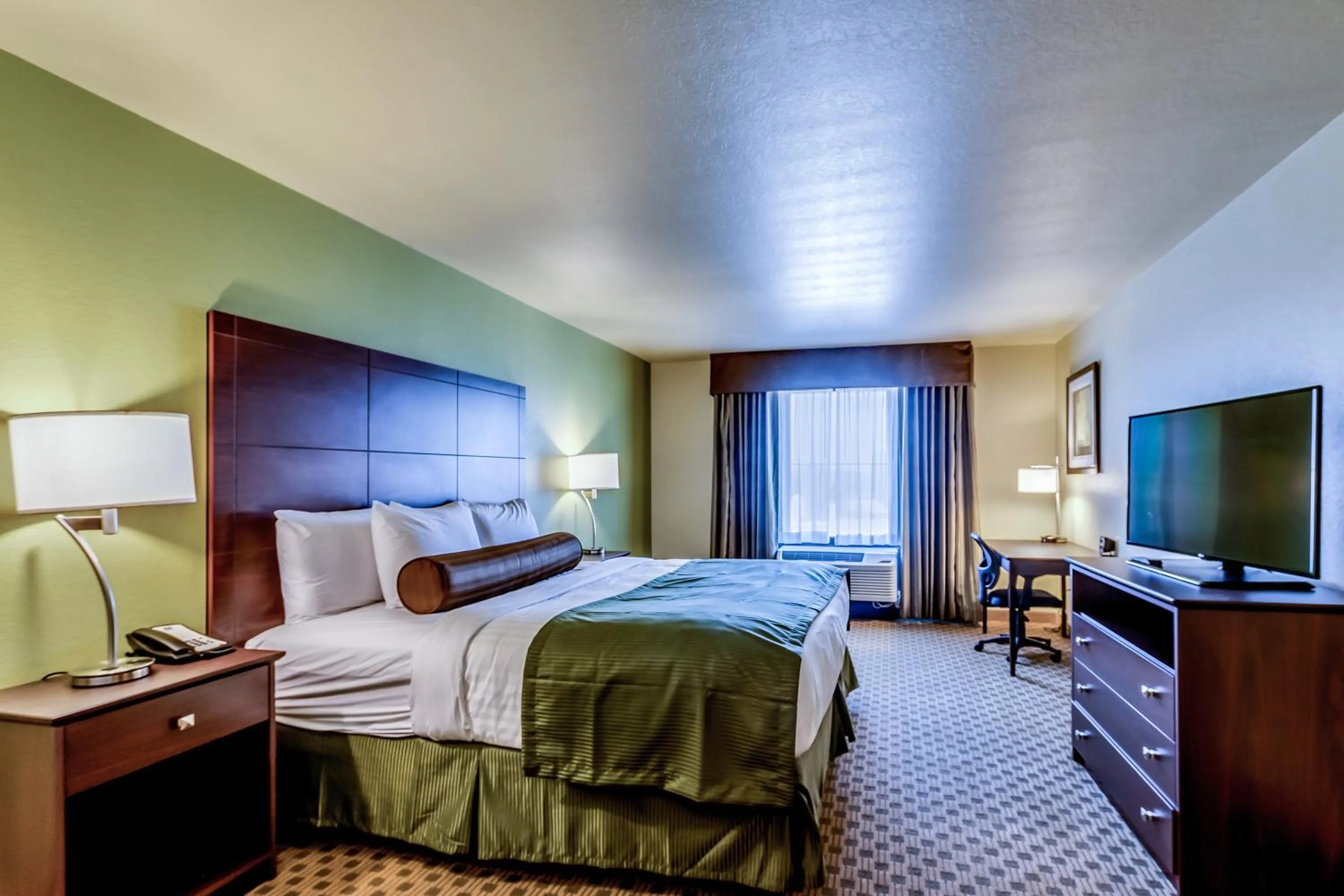 Deluxe King Room in Cobblestone Inn & Suites - Waverly