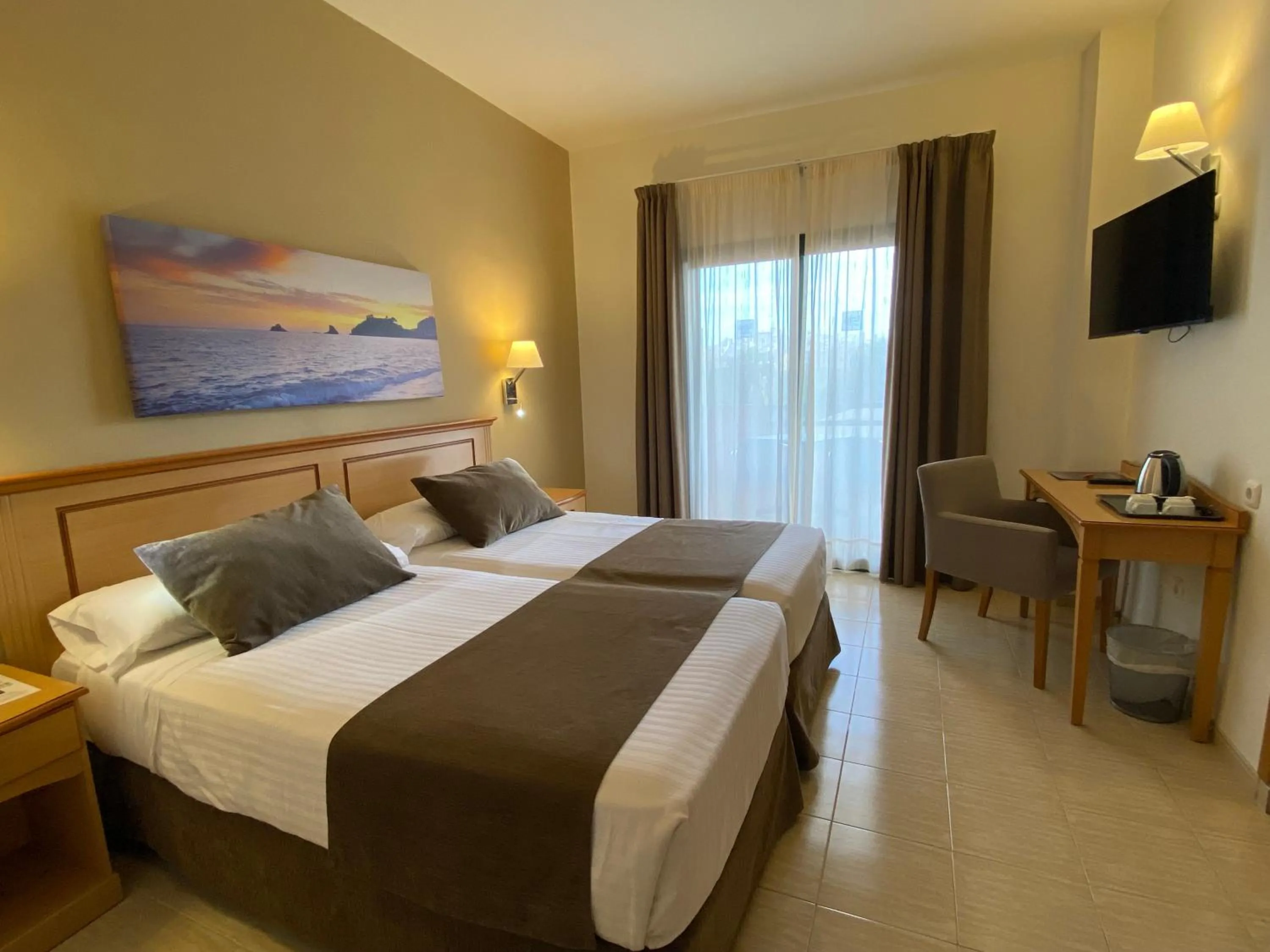 Double with extra bed (2 Adults + 1 Child) in Hotel Victoria Playa